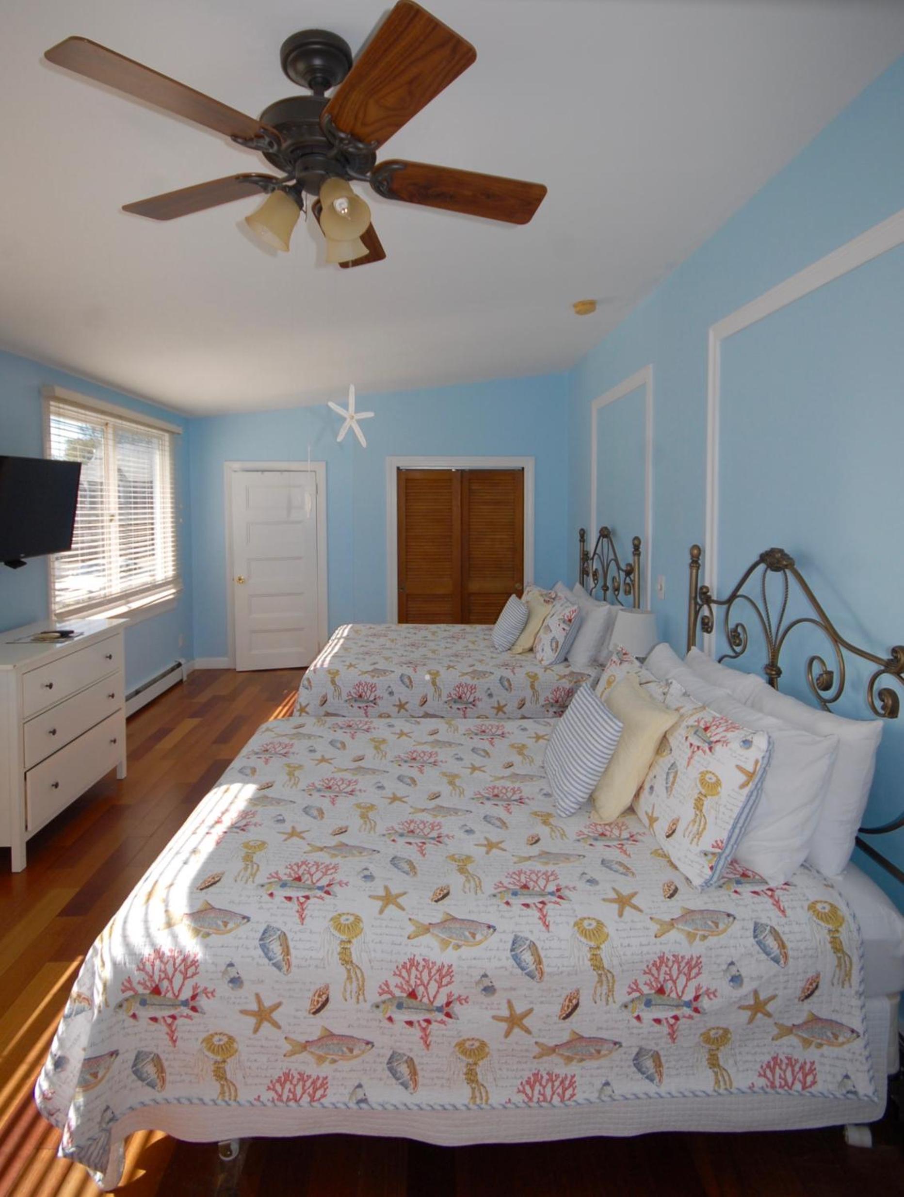 Queen Suite with Two Queen Beds photo 3