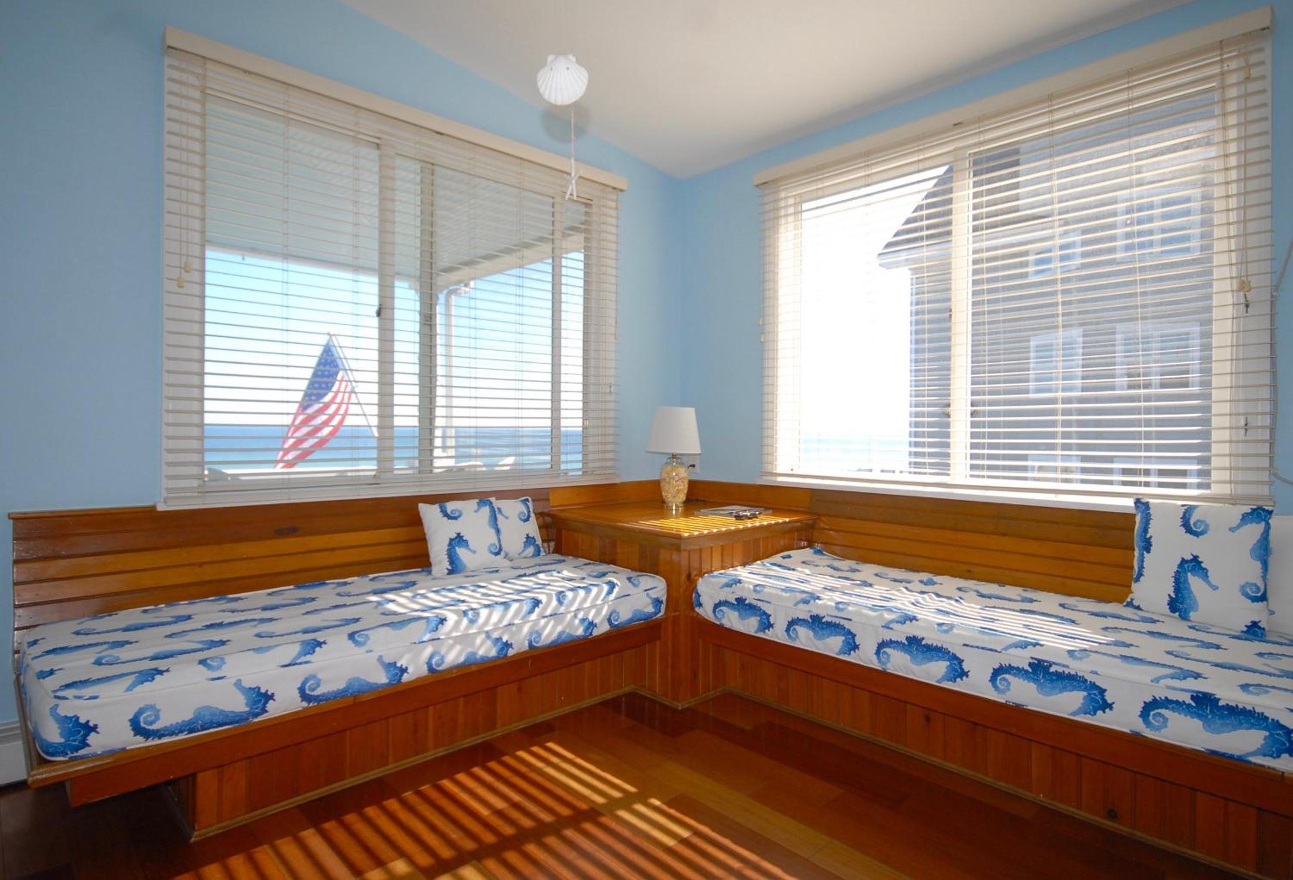 Queen Suite with Two Queen Beds photo 2