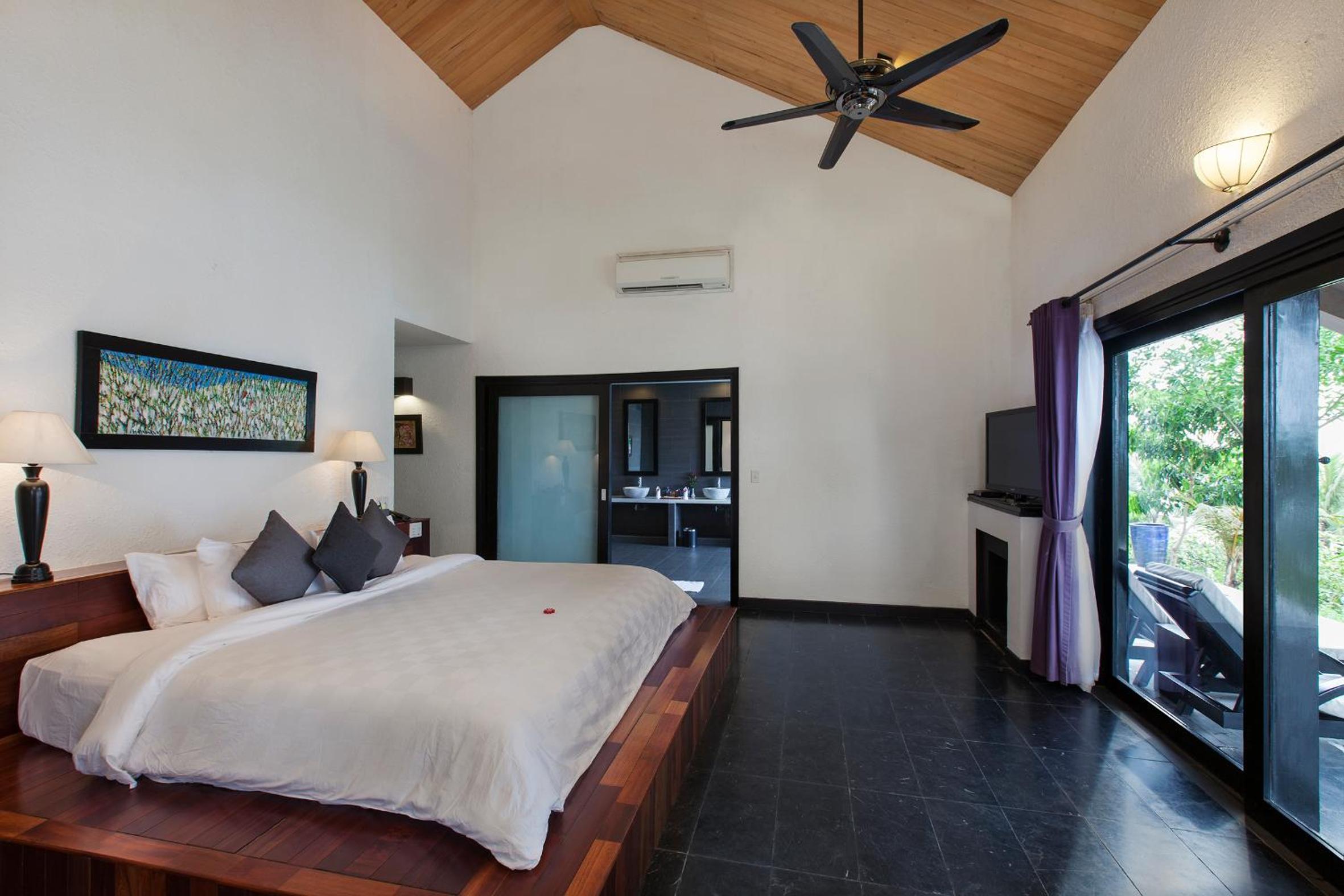 Hillside Pool Villa with Free 8-Hour Transportation - Photo 2