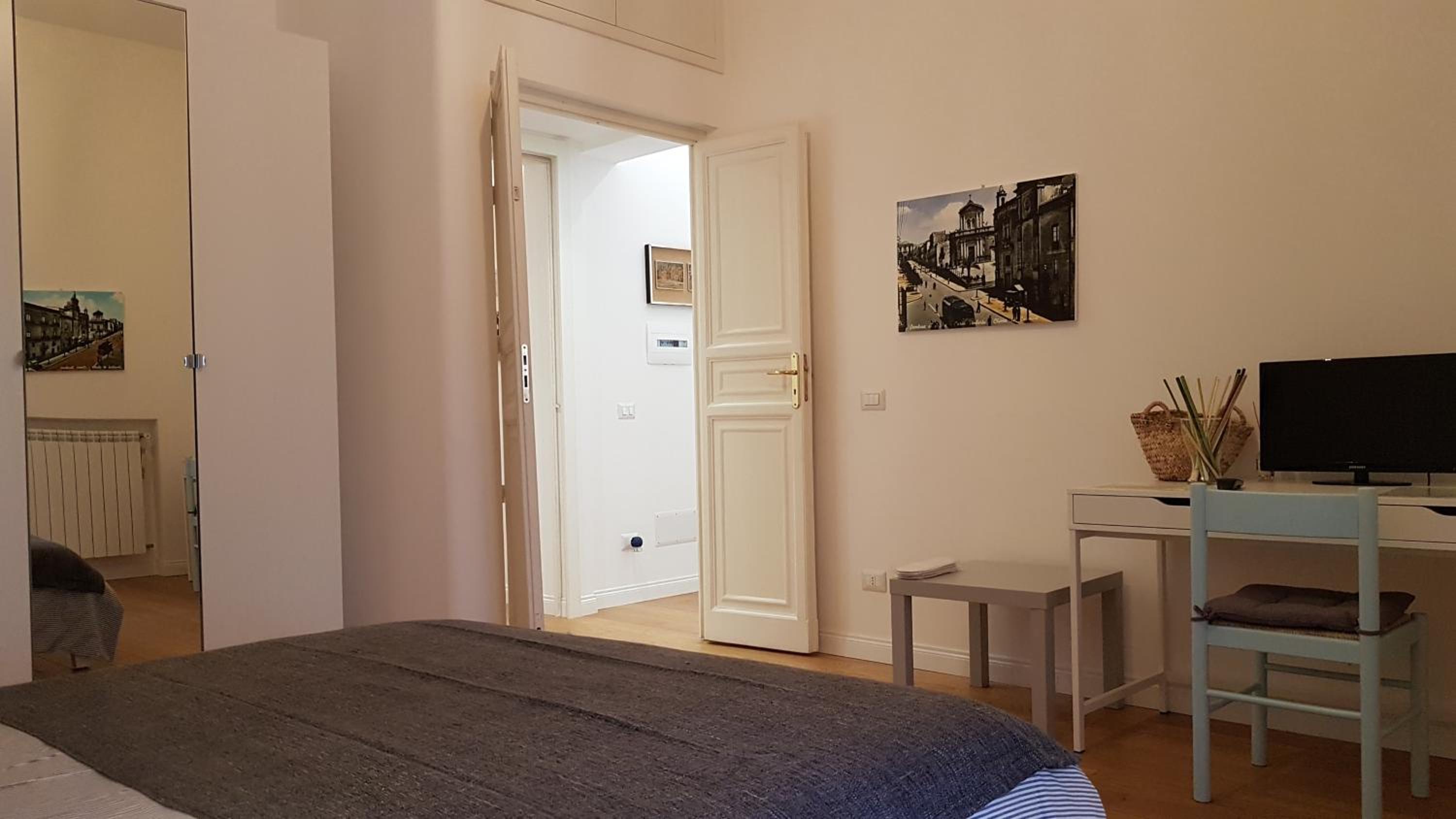 Double Room with Private Bathroom - Photo 2