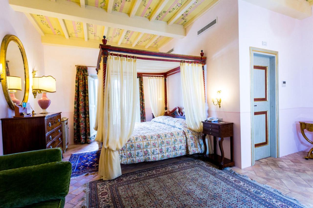 Deluxe Room with Balcony photo 3