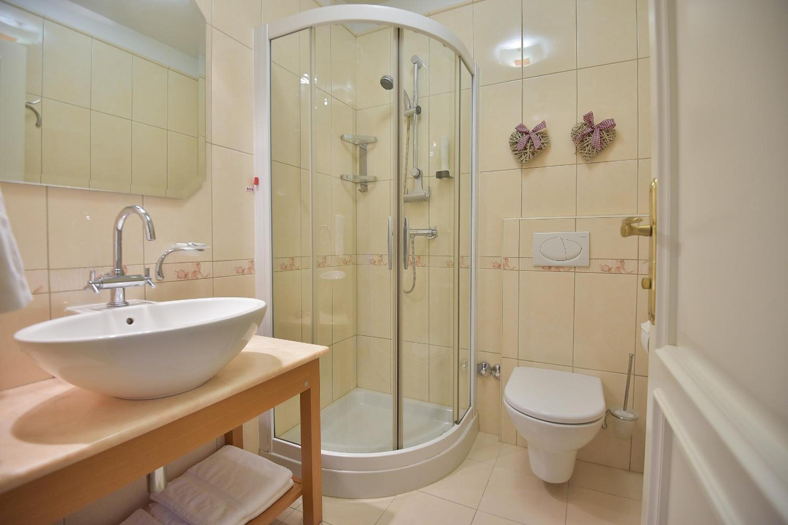 Double Room with Balcony - Photo 4