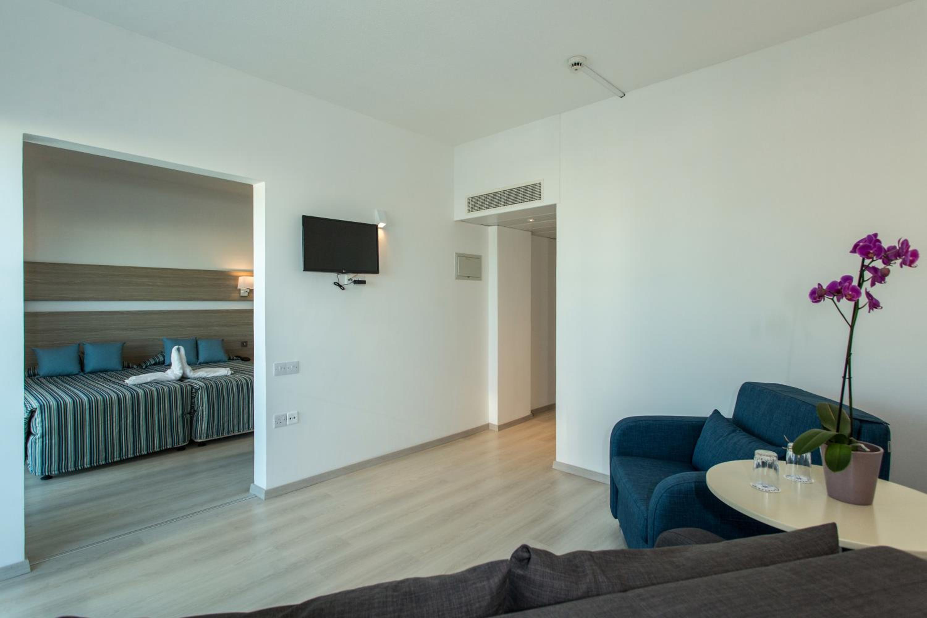 Family Room with Balcony (2 Adults + 2 Children) photo 1