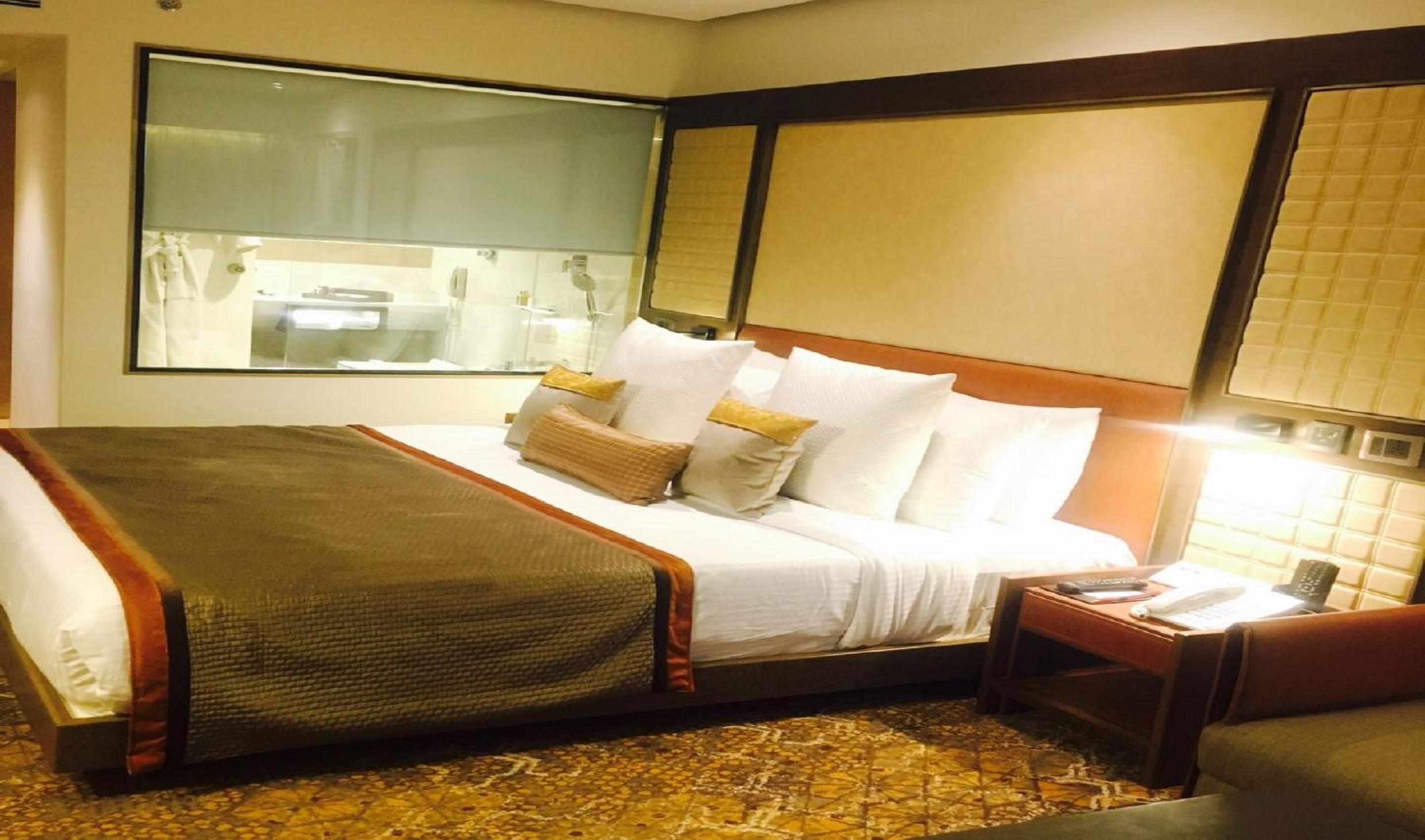 Club Grande Room with King Bed - Photo 4