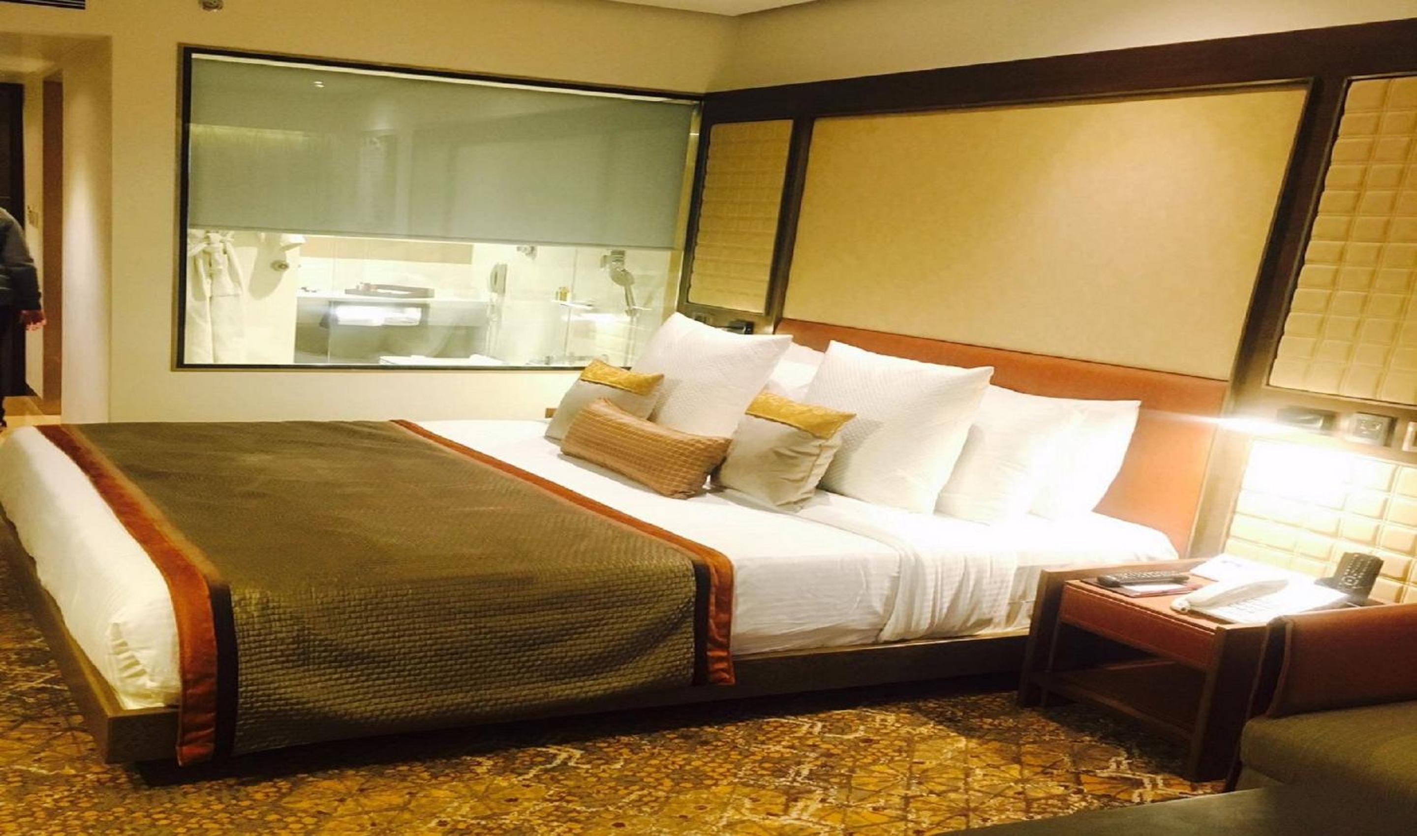 Club Grande Room with King Bed - Photo 6