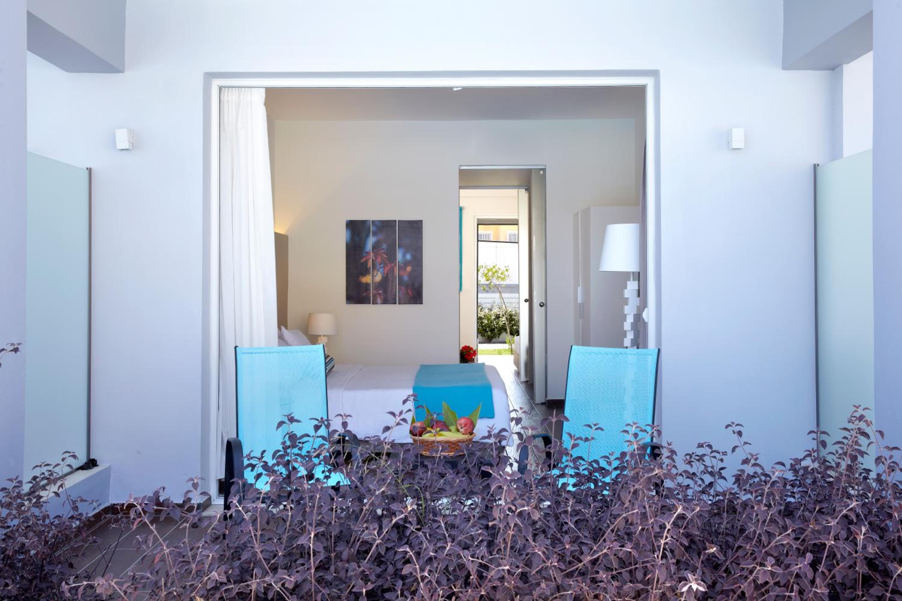 Family Room with Pool View thumbnail 5
