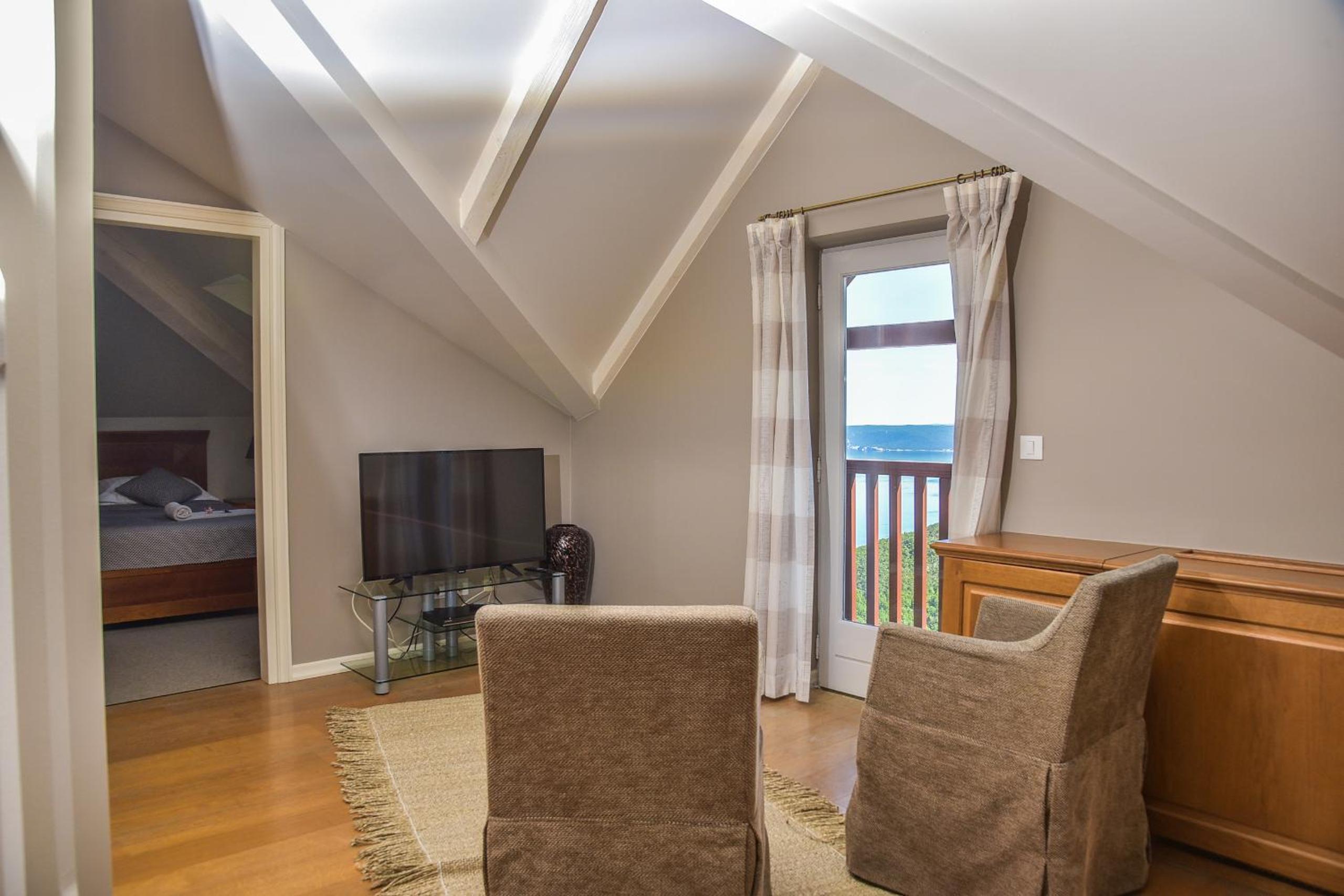 Superior Suite - Photo 6