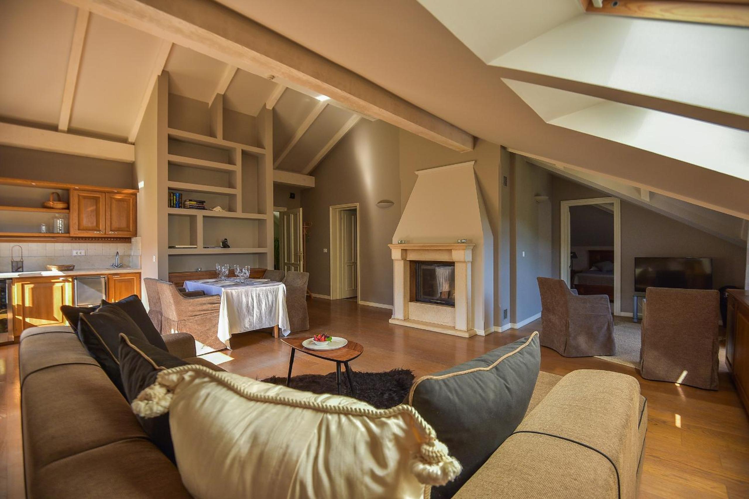Superior Suite - Photo 9
