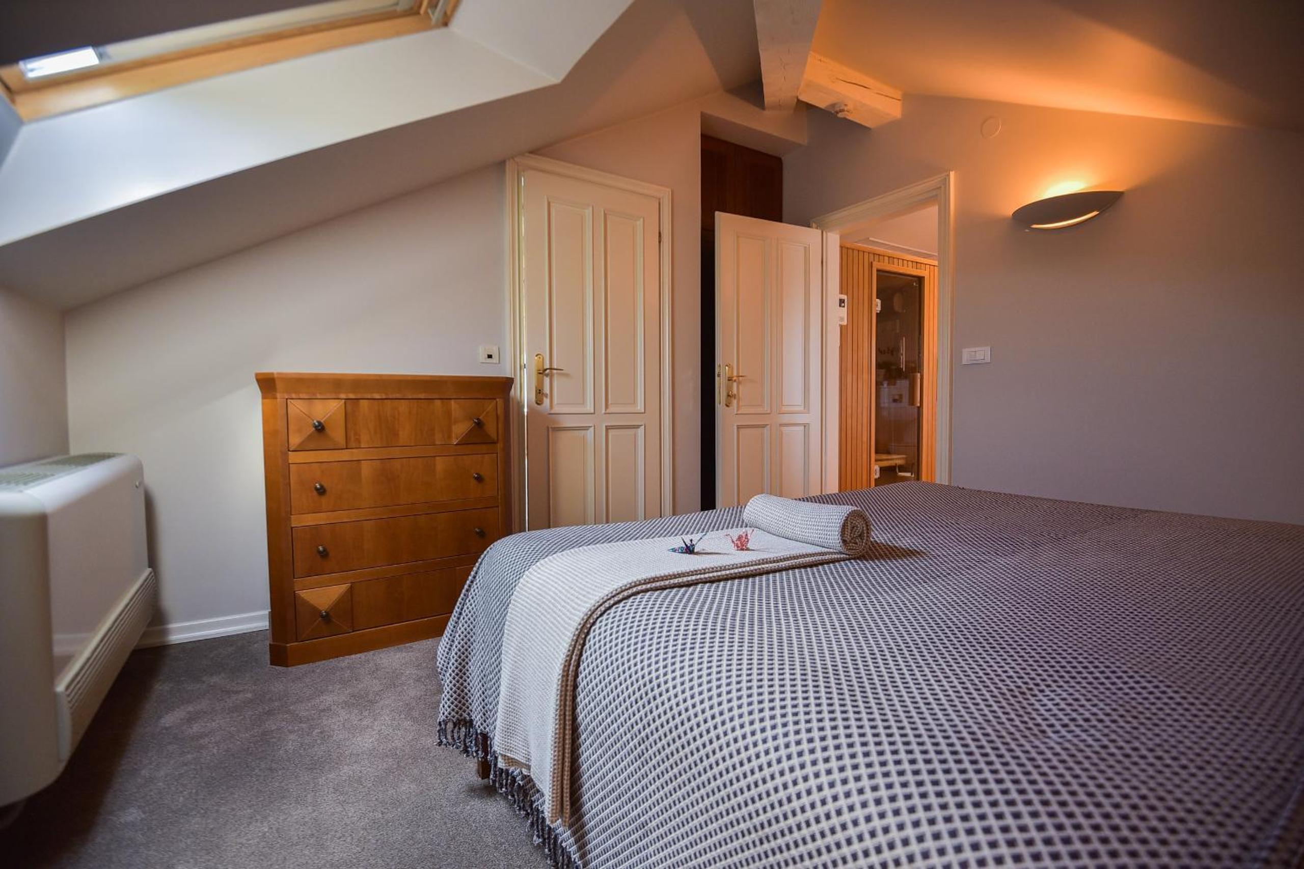 Superior Suite - Photo 11