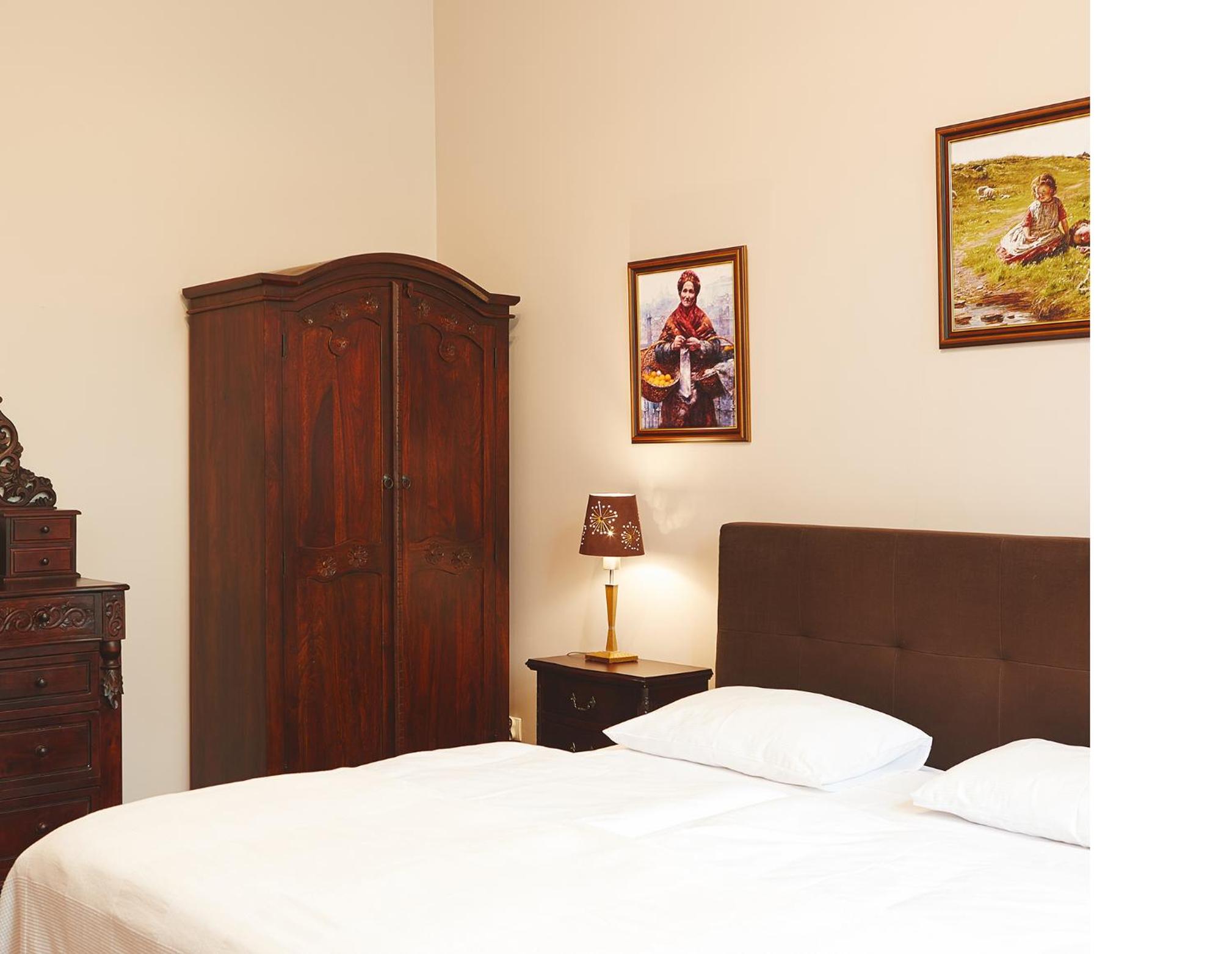 Large Double Room - Photo 10