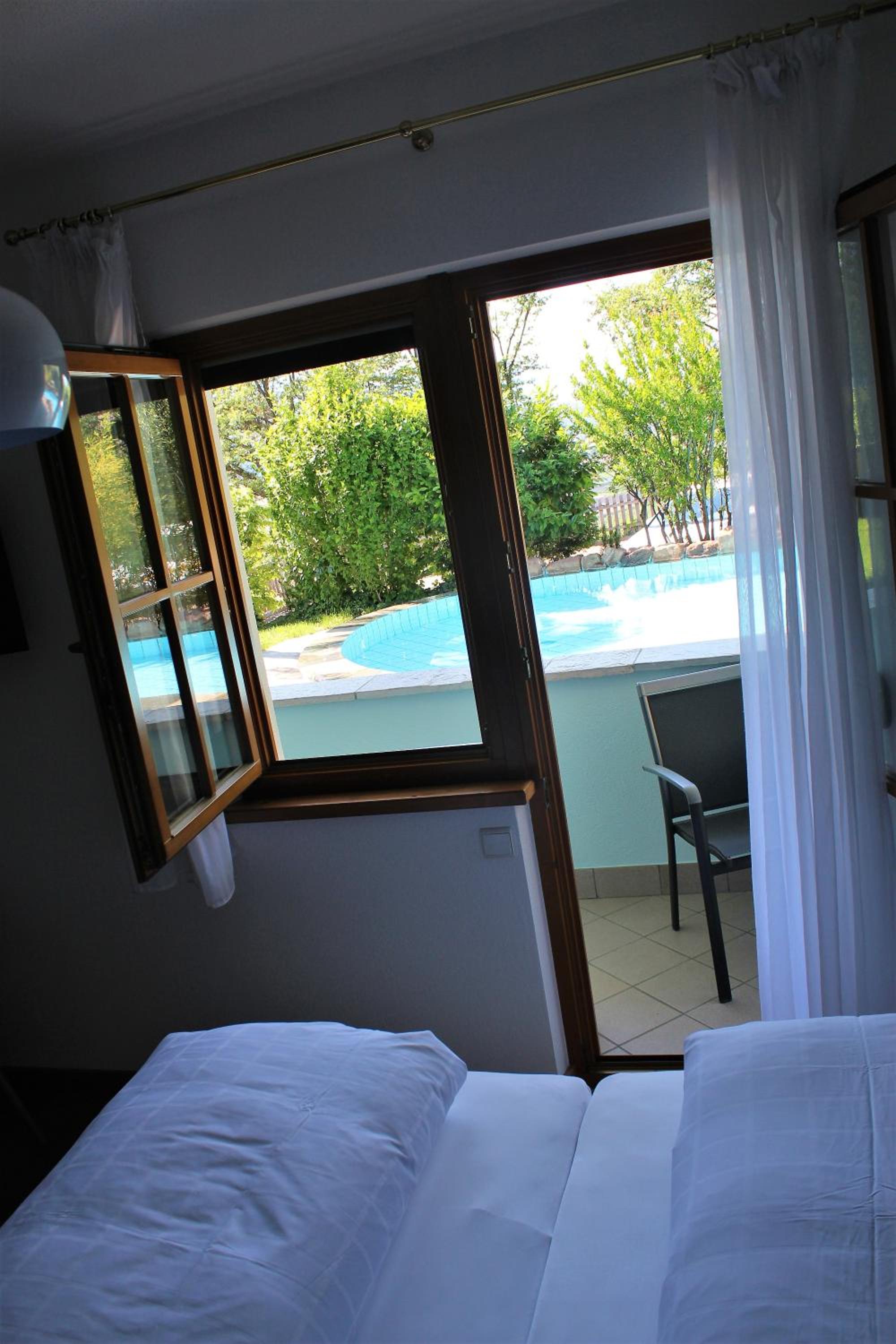 Double Room with Pool View - Photo 5