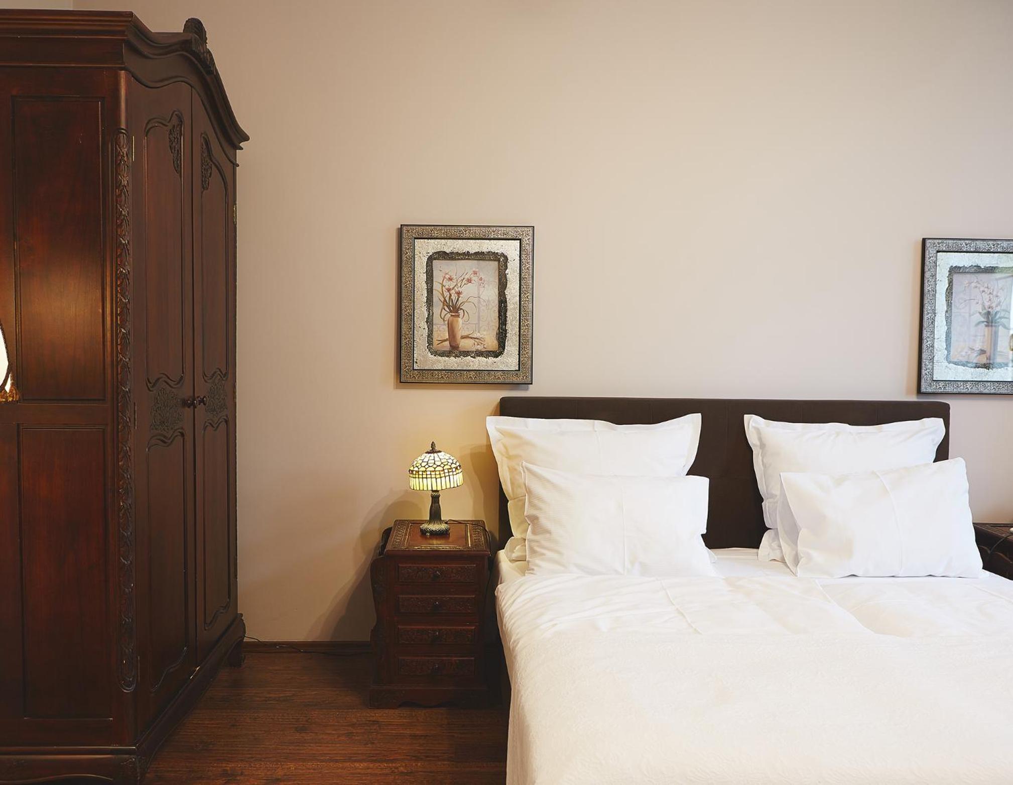 Large Double Room - Photo 3