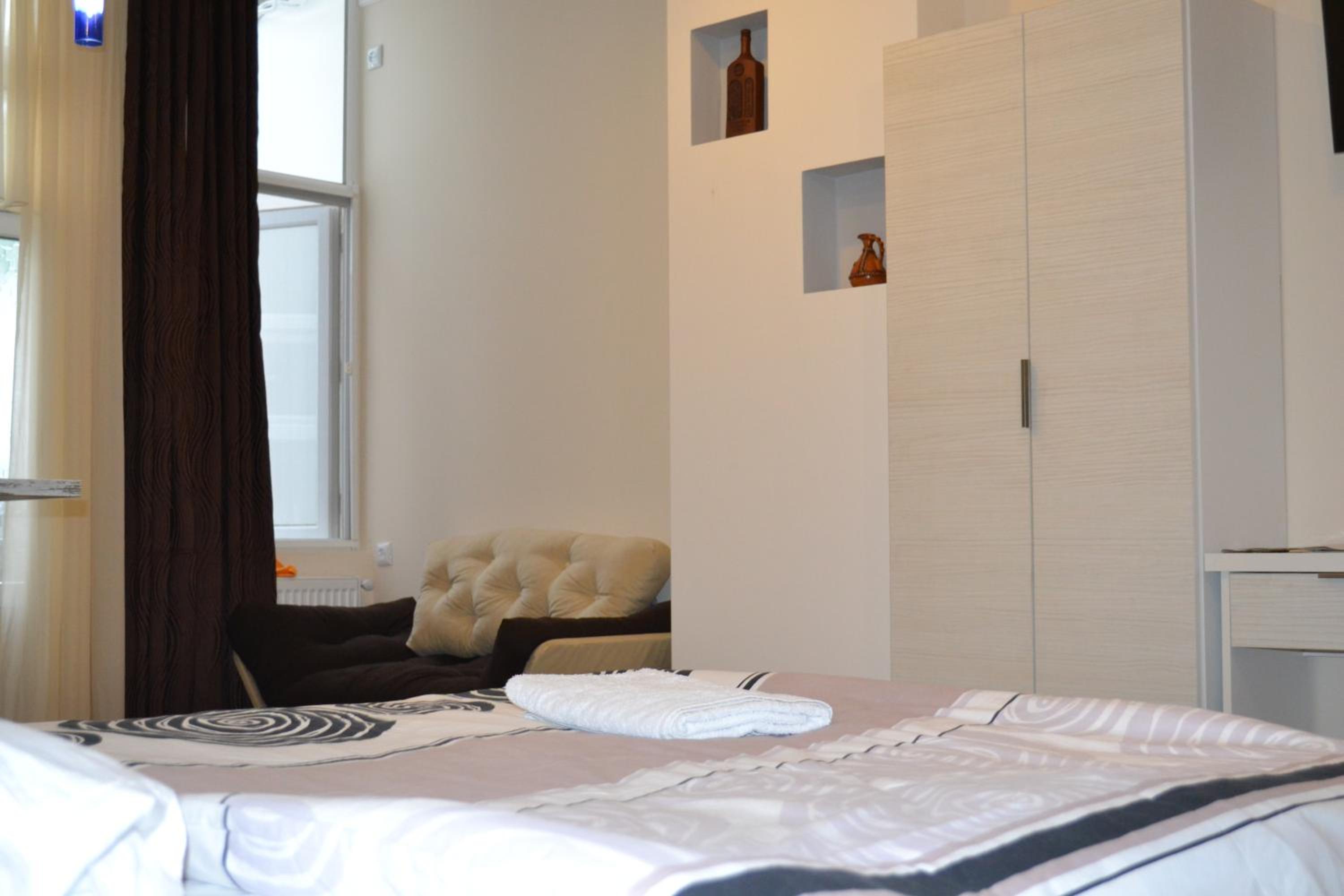 Studio Apartment - Photo 18