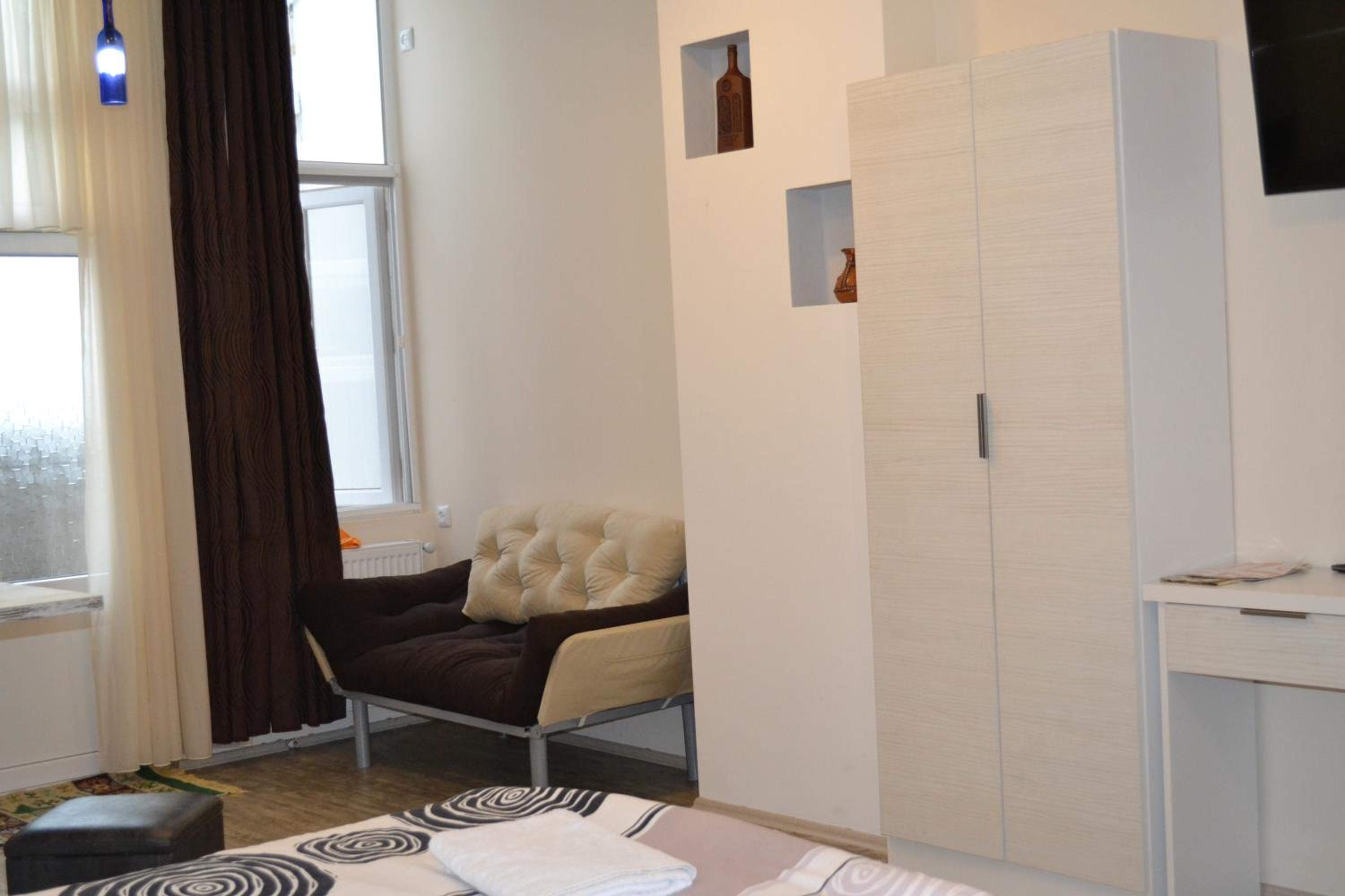 Studio Apartment - Photo 2