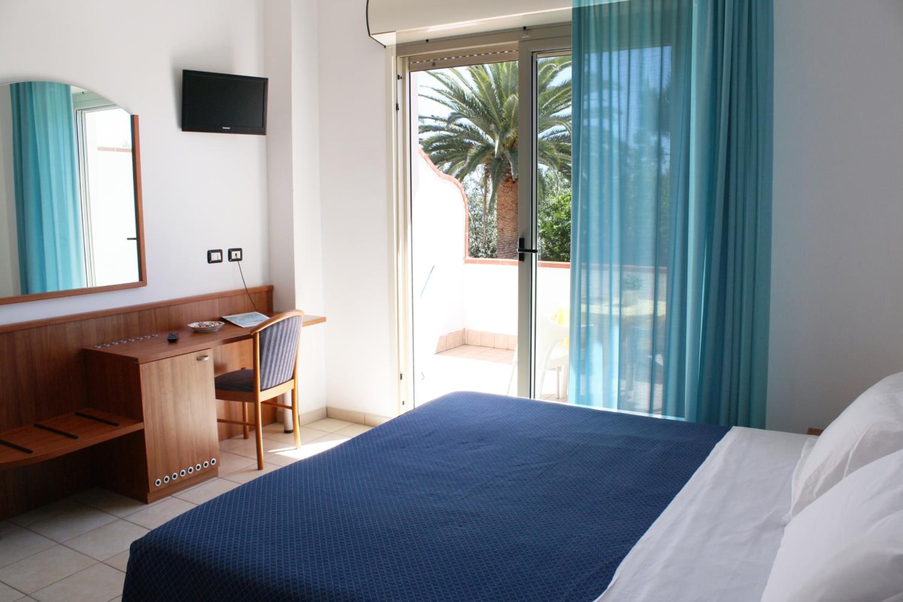 Deluxe Double Room with Balcony and Sea View