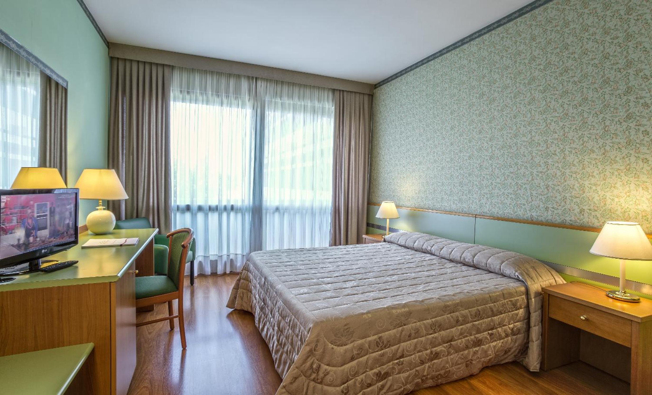 Double or Twin Room - Photo 9