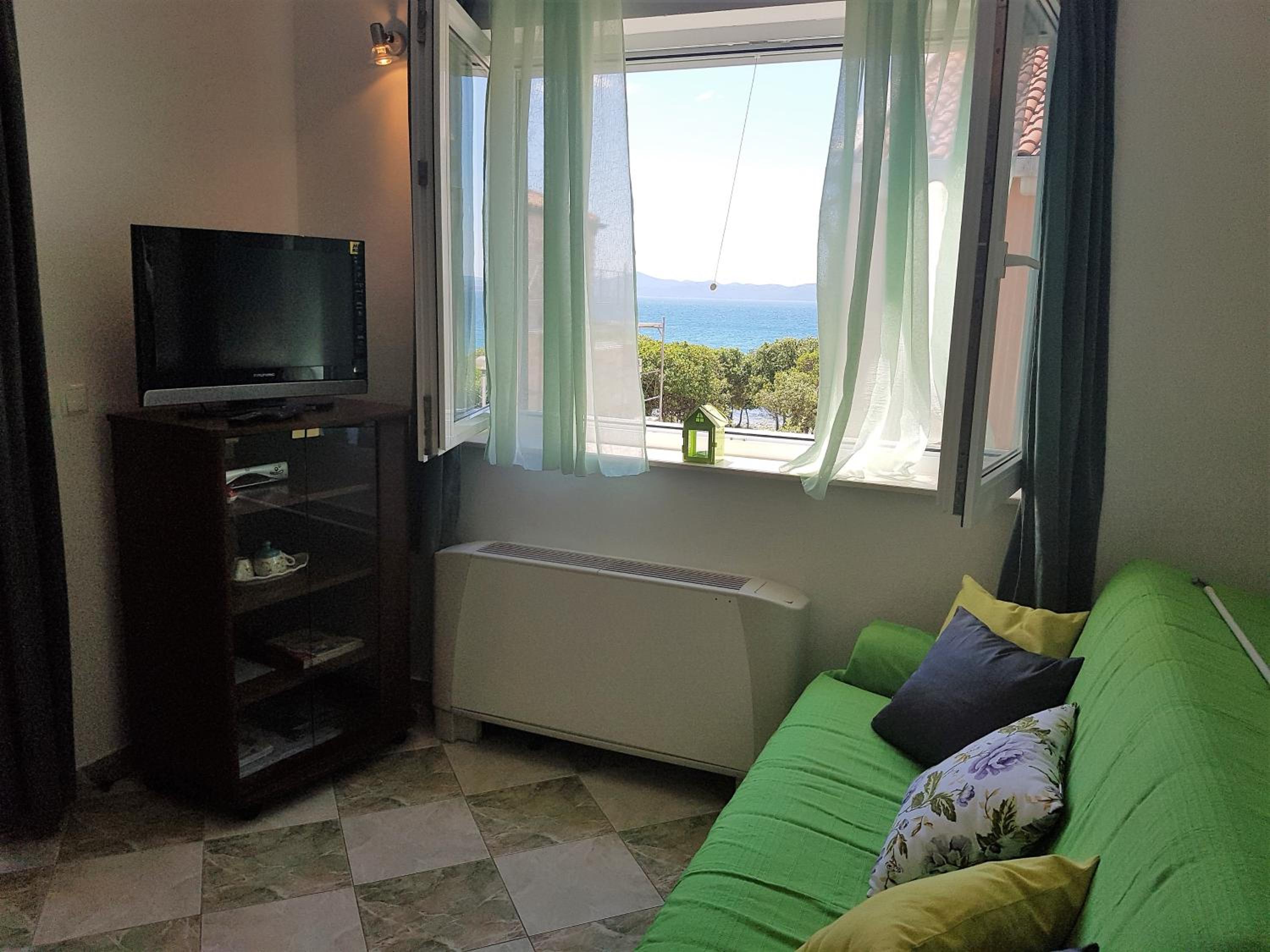 Apartment with Balcony and Sea View - Photo 9