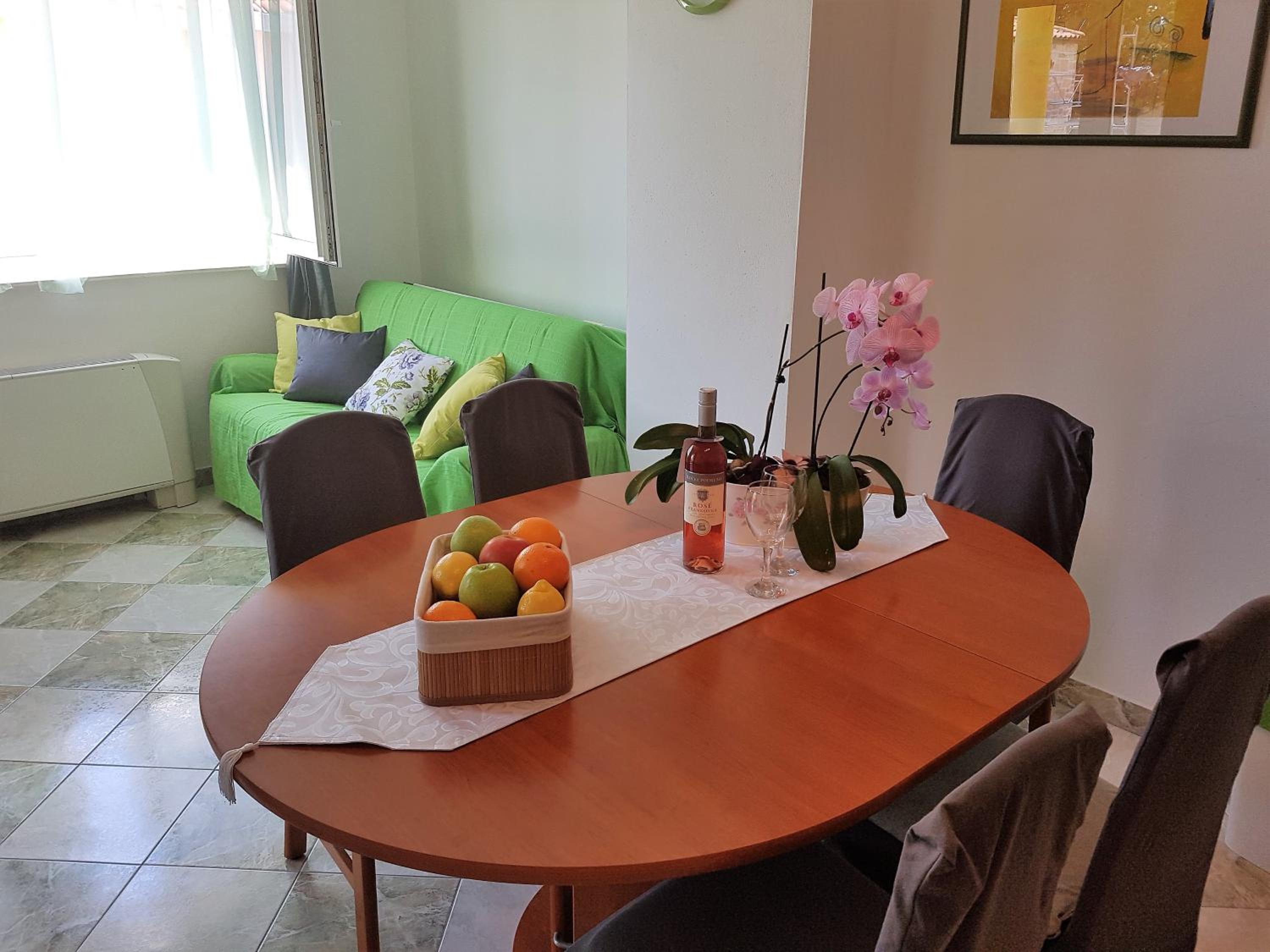 Apartment with Balcony and Sea View - Photo 7