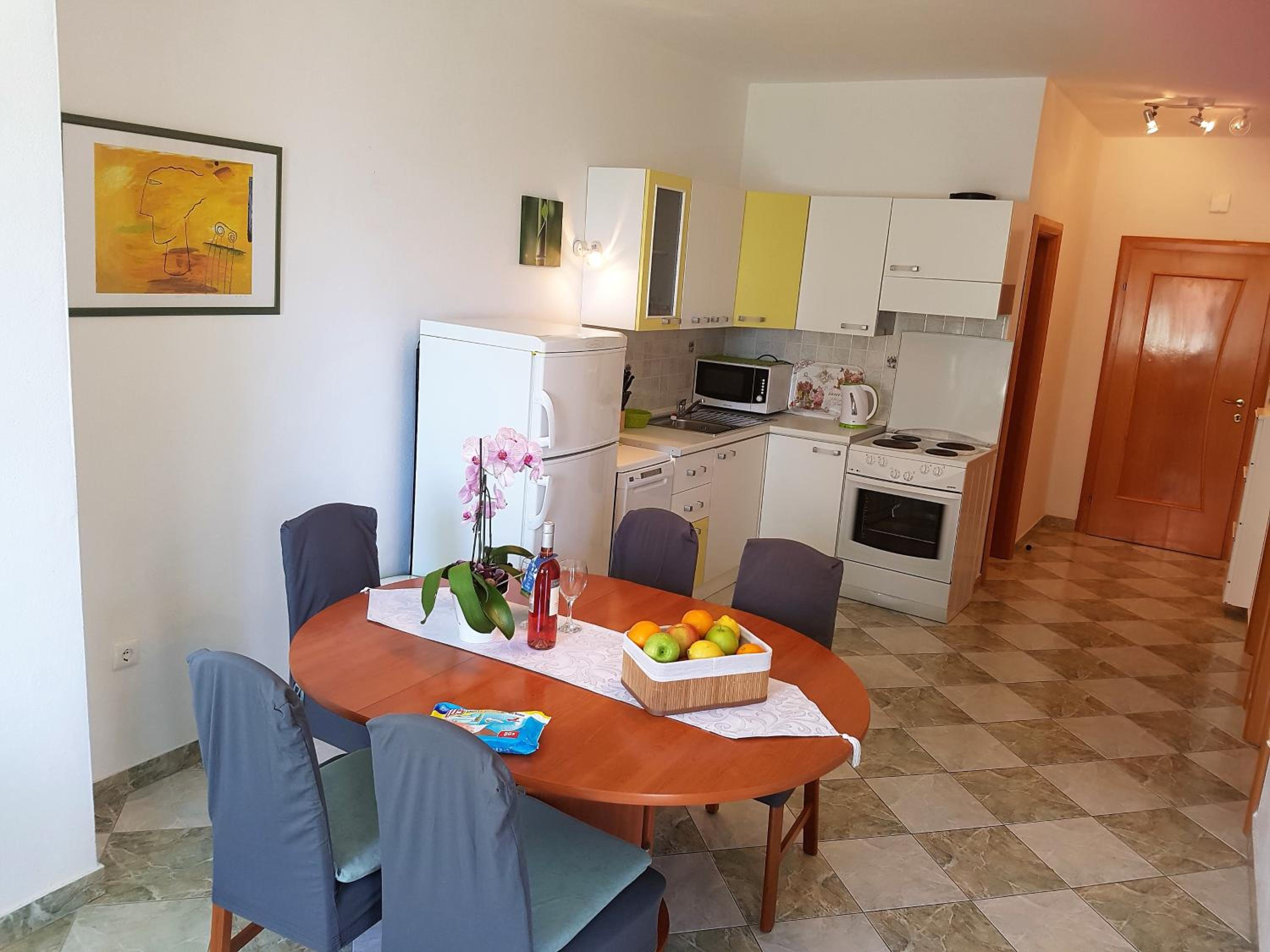 Apartment with Balcony and Sea View - Photo 3