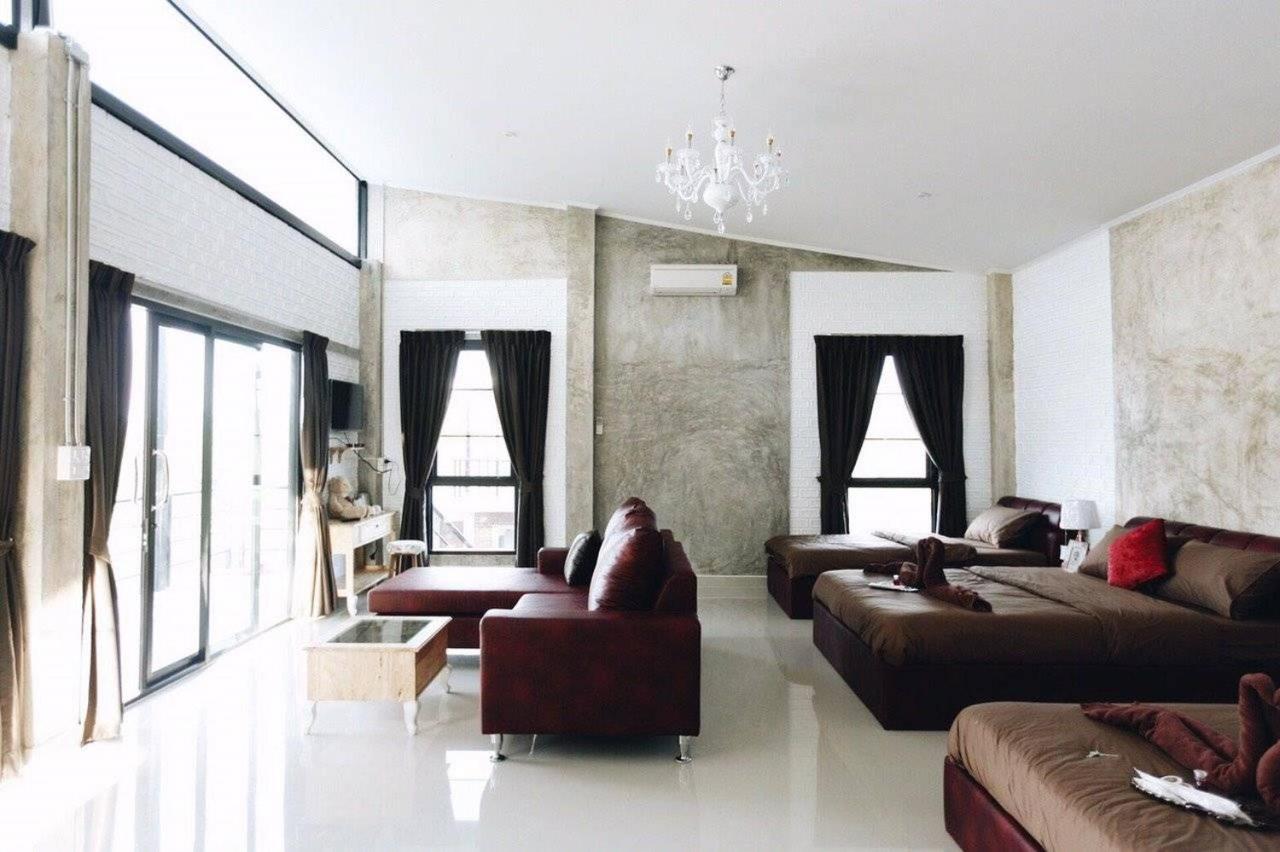 Family Room with Mountain View - Photo 4