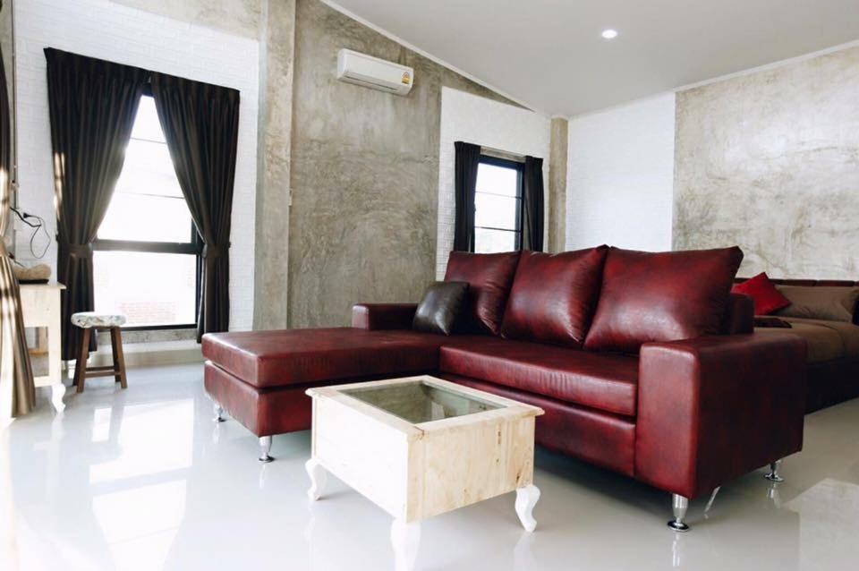Family Room with Mountain View - Photo 3