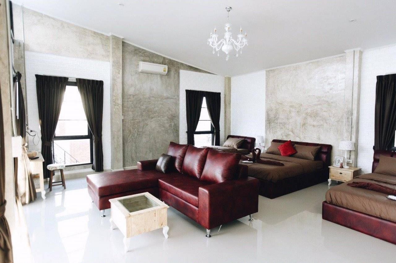 Family Room with Mountain View - Photo 2