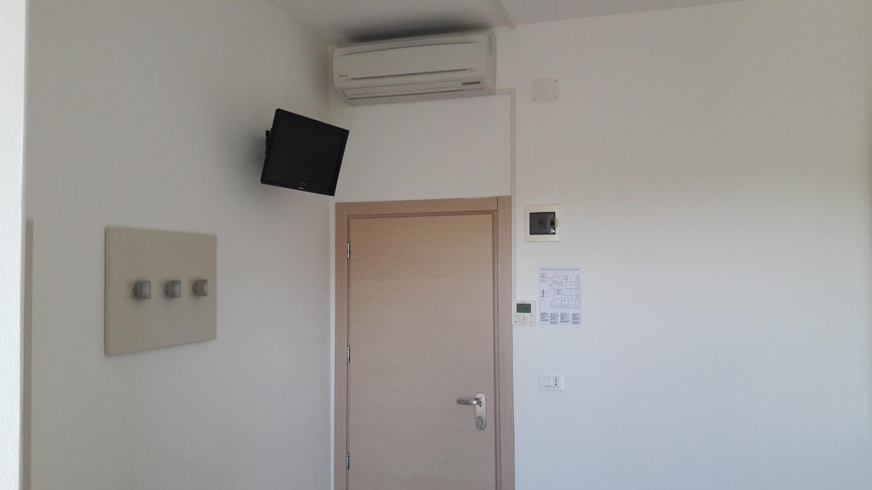 Standard Double or Twin Room - Photo 18
