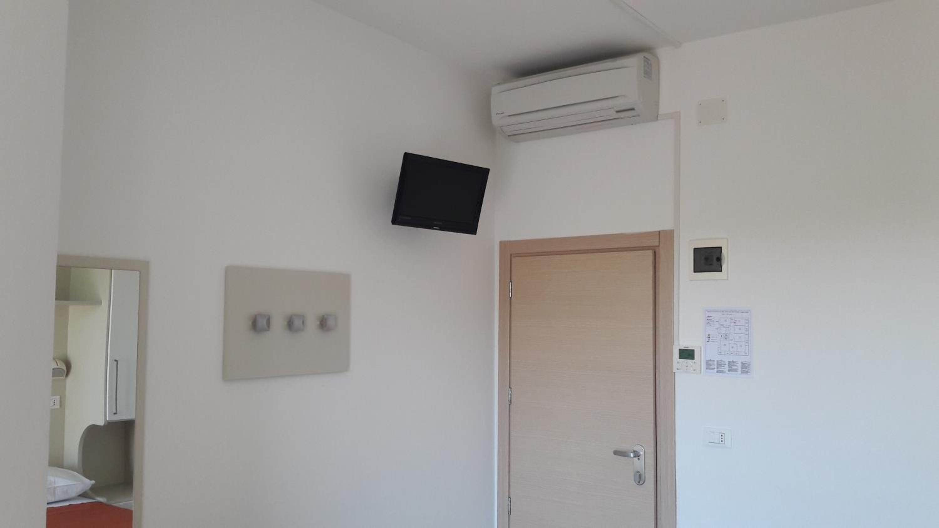 Standard Double or Twin Room - Photo 16