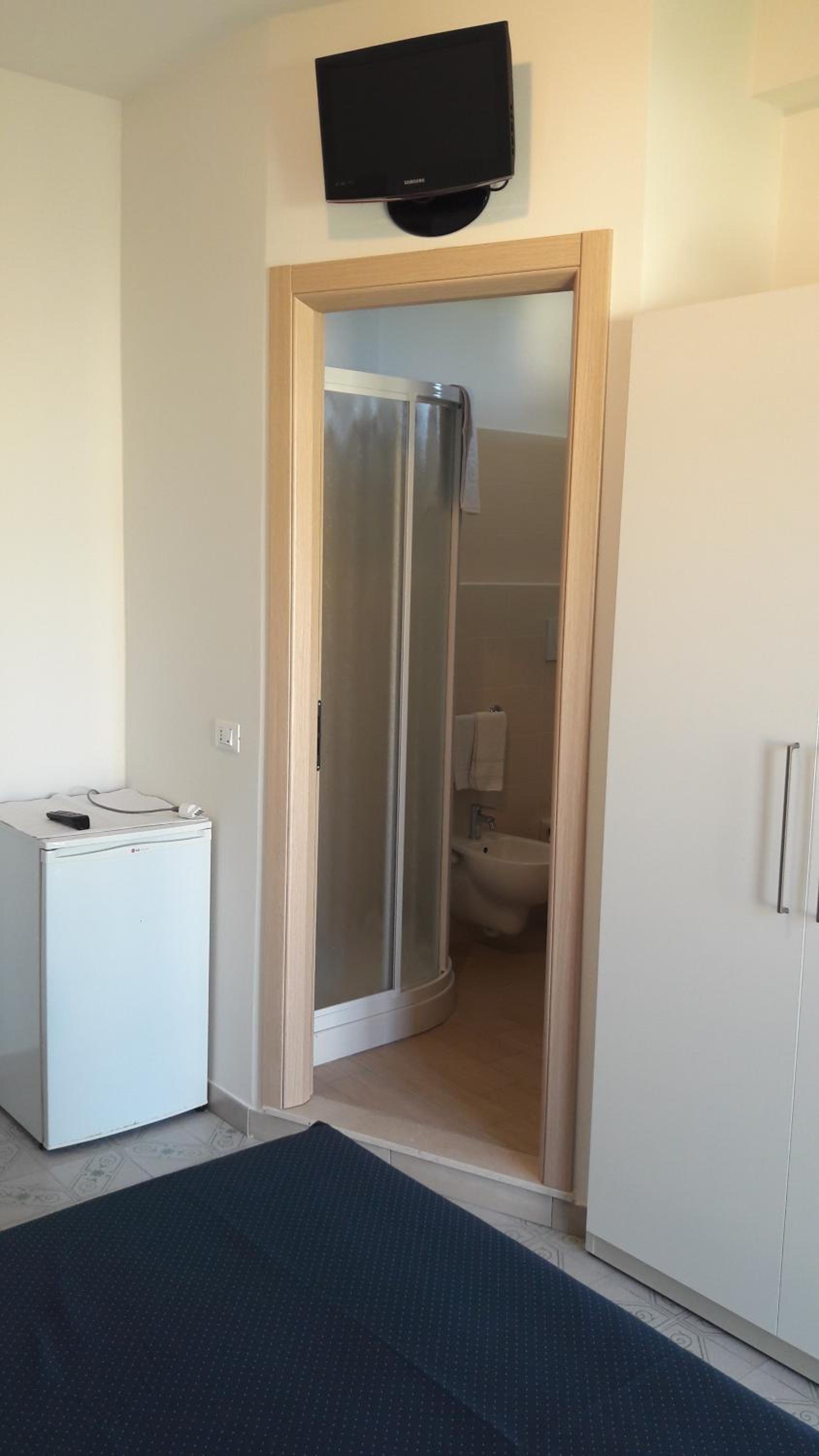 Standard Triple Room - Photo 4
