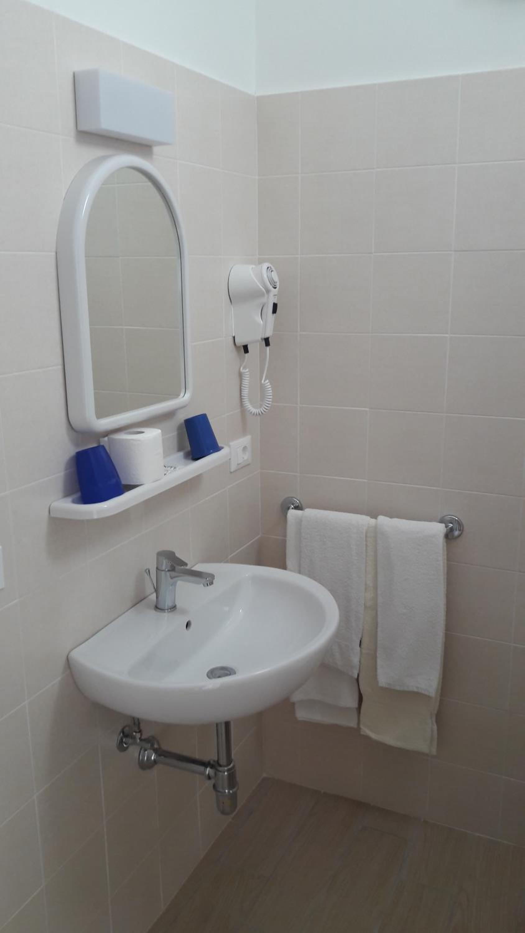 Standard Double or Twin Room - Photo 10