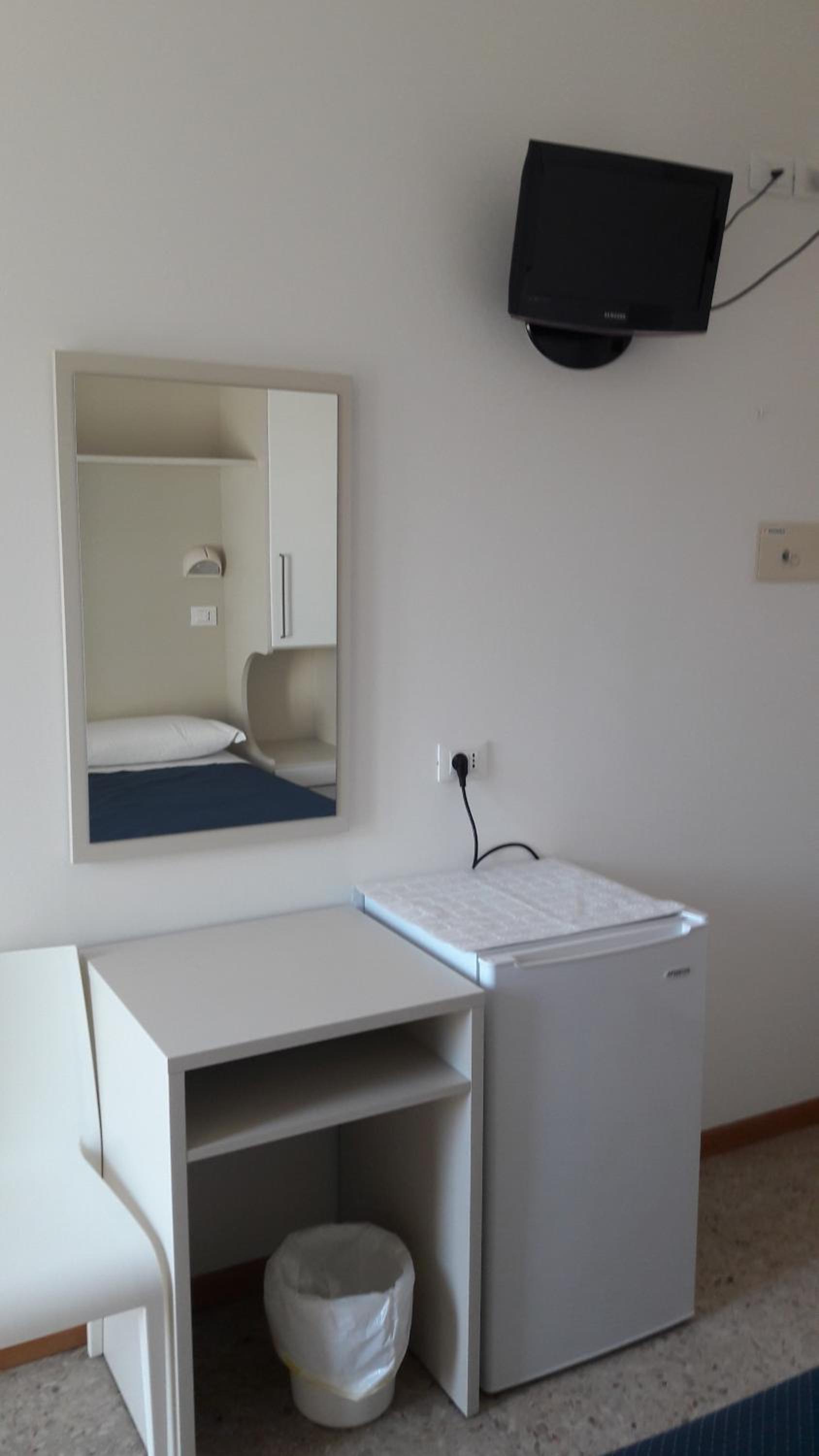 Standard Double or Twin Room - Photo 9