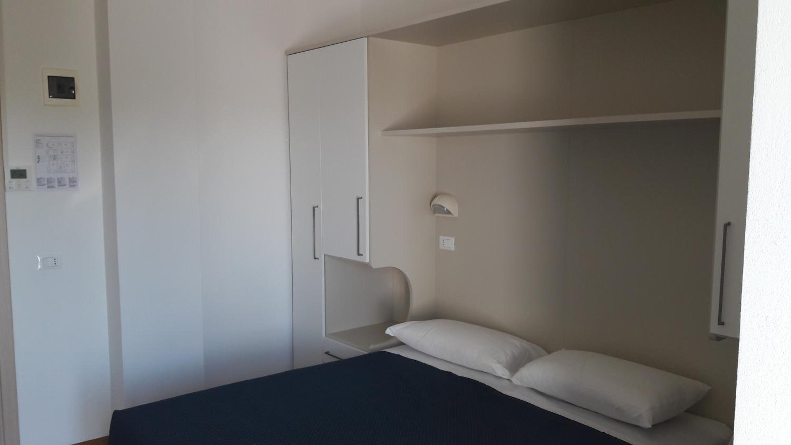 Standard Double or Twin Room - Photo 8