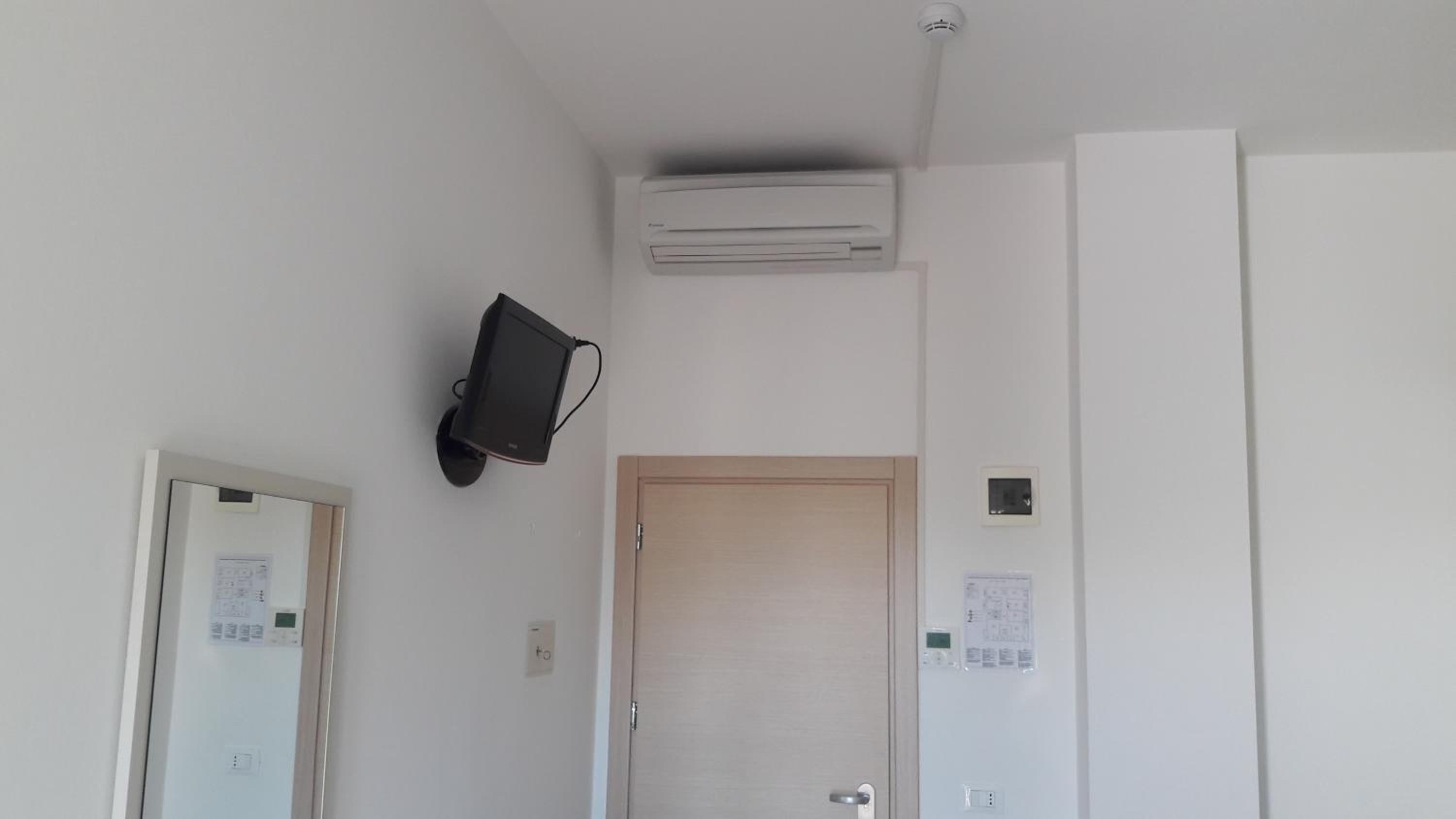 Standard Double or Twin Room - Photo 7