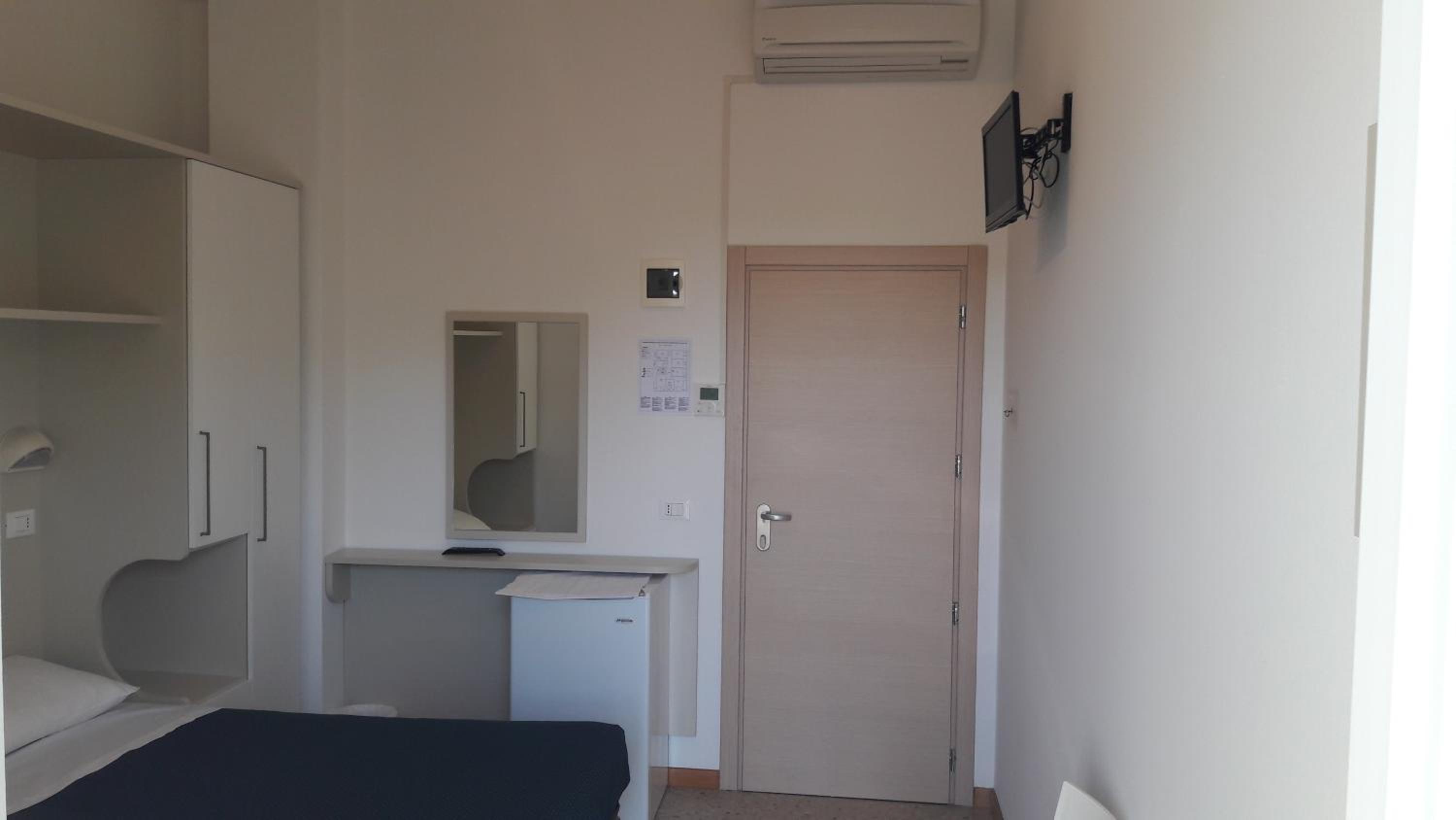 Standard Double or Twin Room - Photo 4