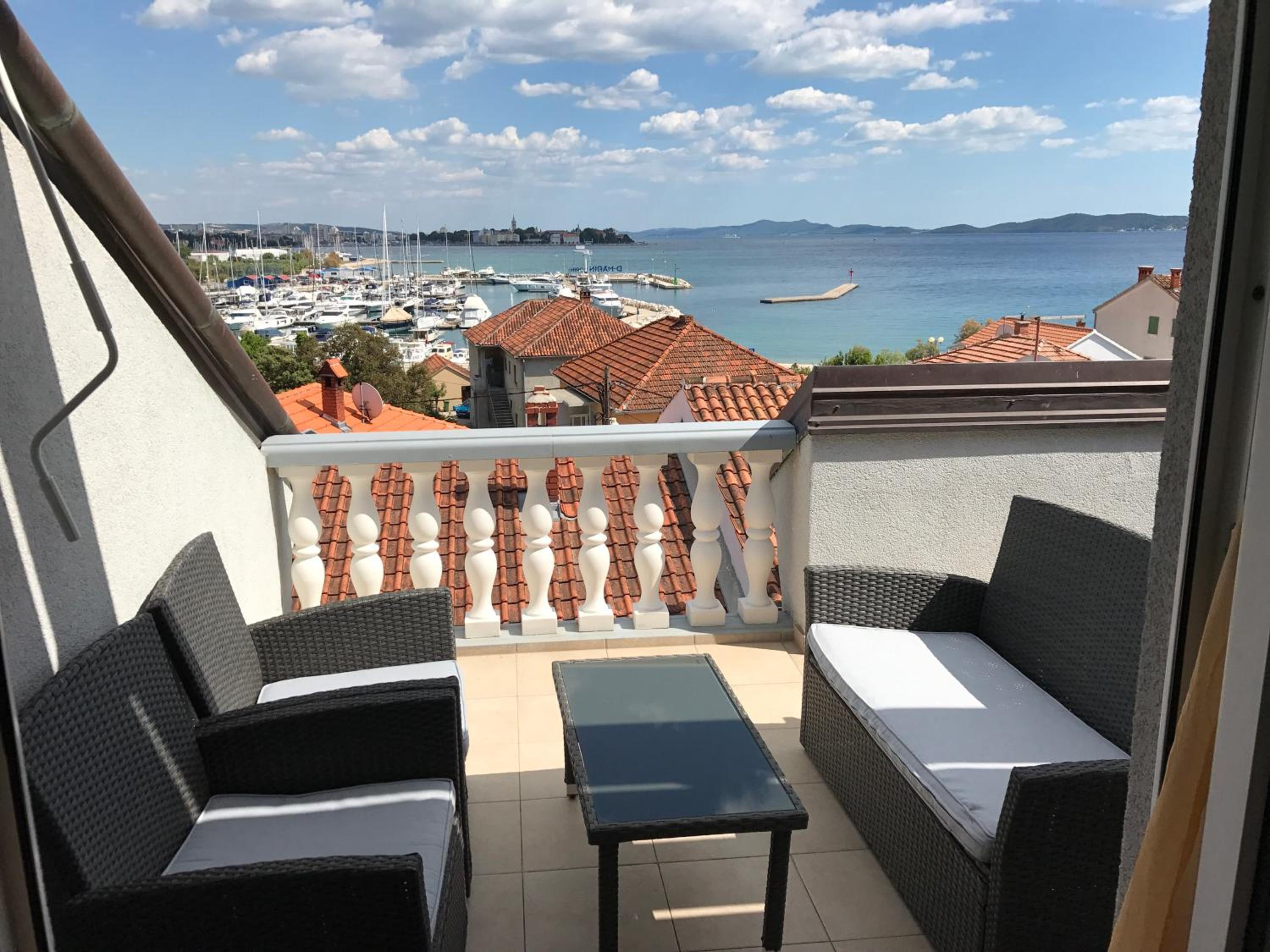 Comfort One-Bedroom Apartment with Balcony and Sea View - Photo 9