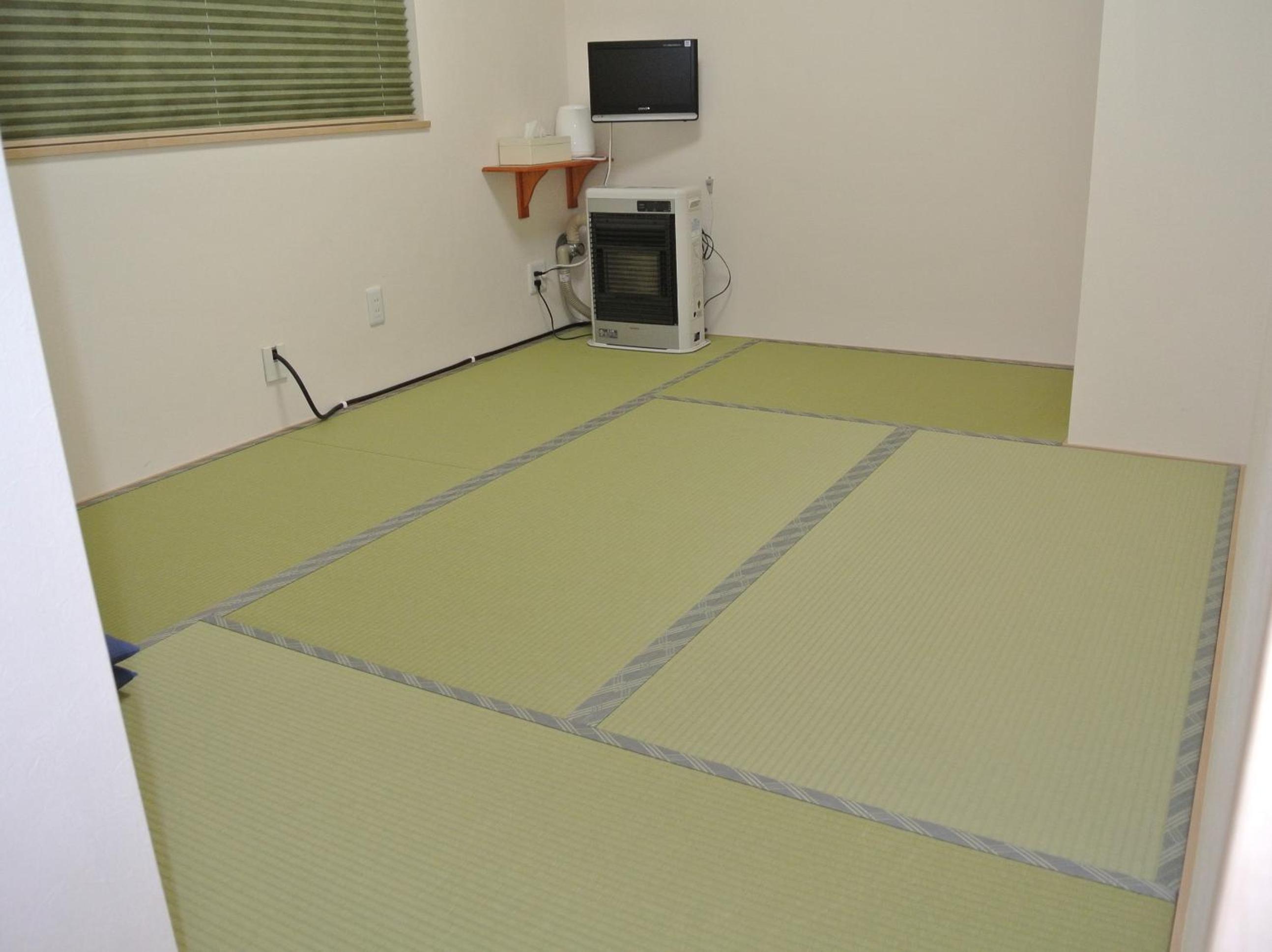 Single Japanese-Style Room with Shared Bathroom