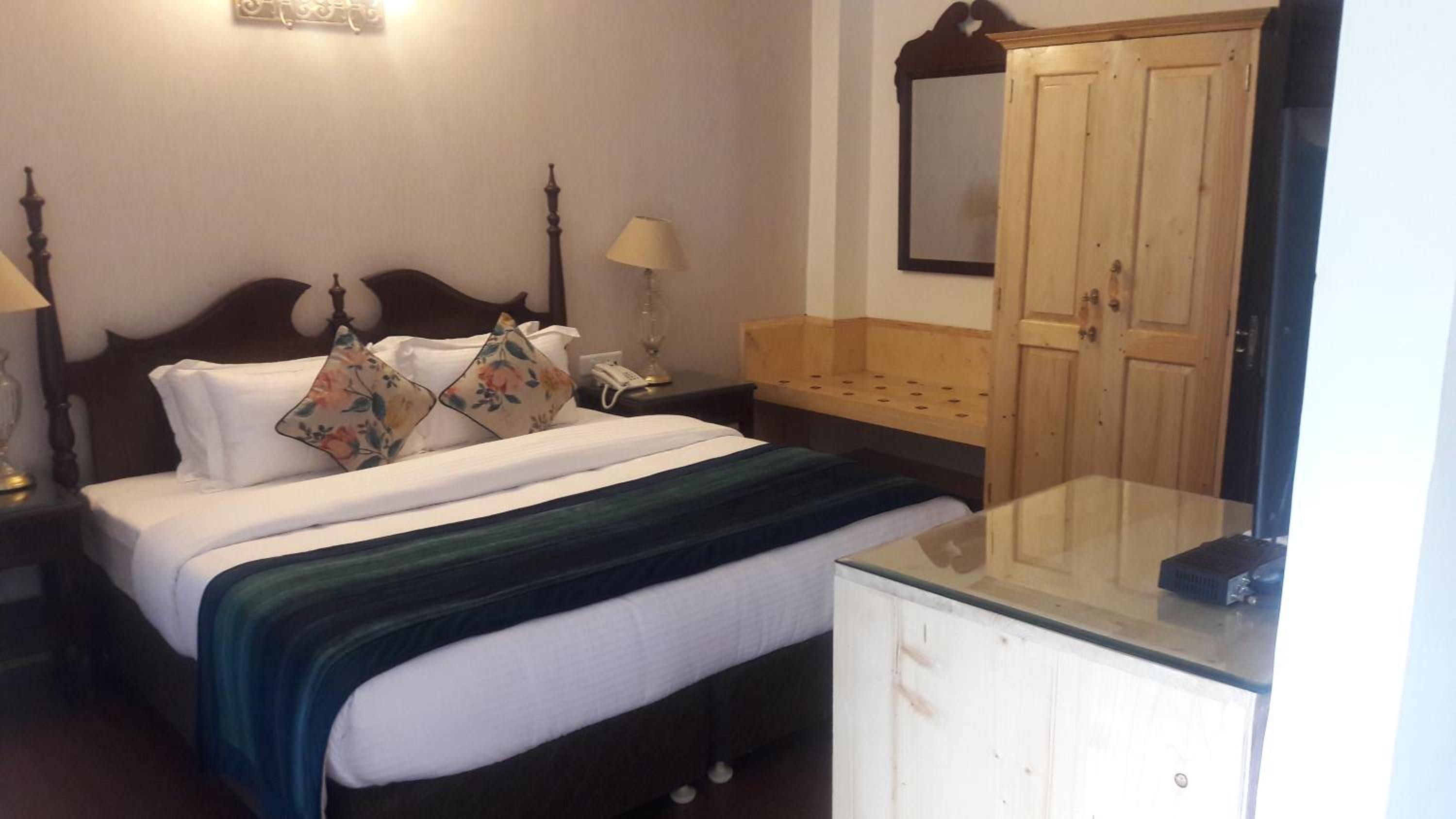 Luxury Room with Balcony - Photo 13
