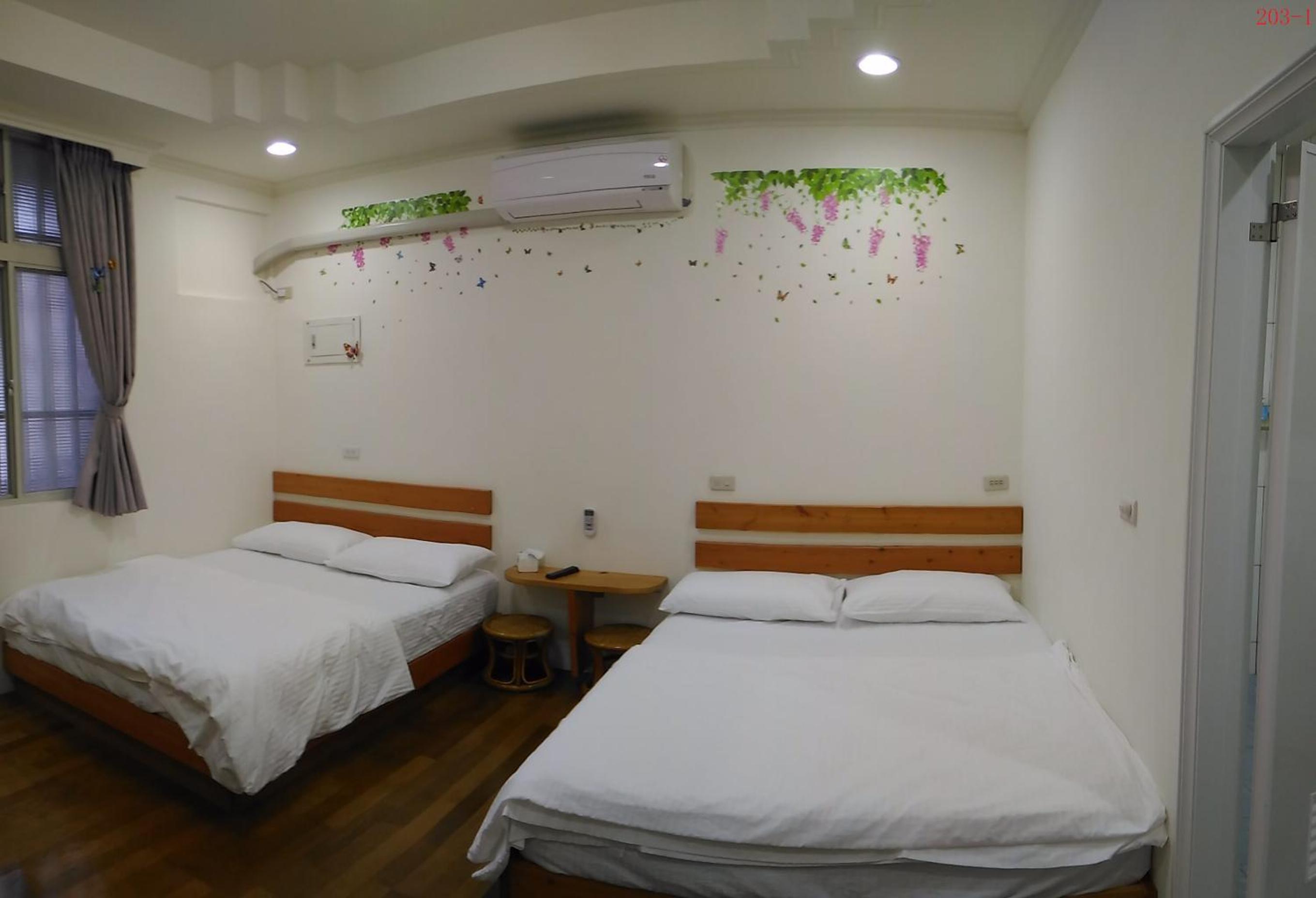 Quadruple Room with Private Bathroom photo 3