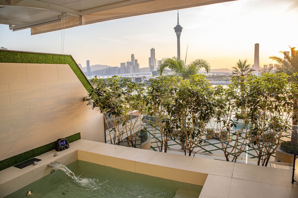 Diamond (Resorts World) Garden Onsen Twin Room photo 3