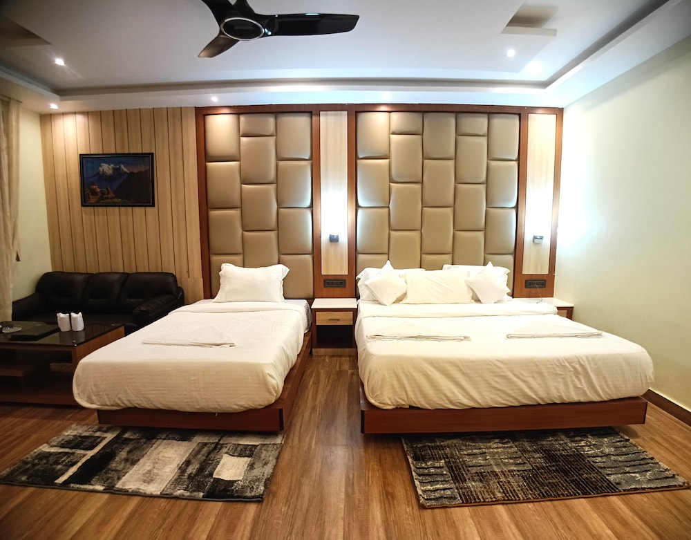 Executive Triple Room with Bathtub photo 3
