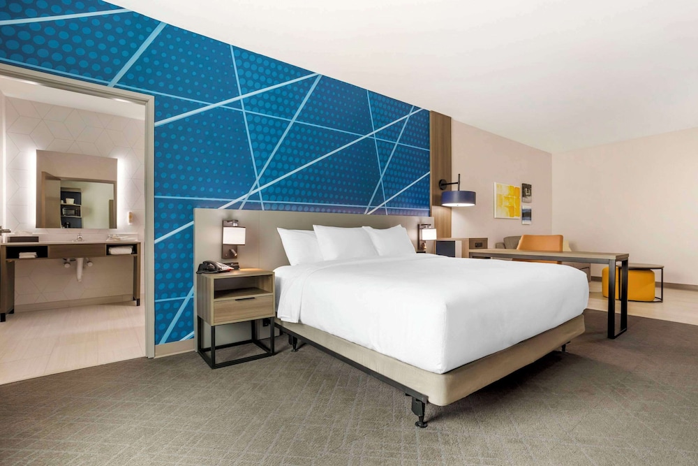 Suite, 1 King Bed, Accessible, Non Smoking photo 2