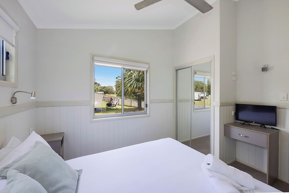 Deluxe Cabin - Sleeps 6 - Dog Friendly photo 2