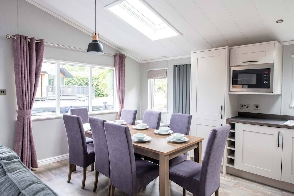 Indulgent 6 Berth Lodge Hot Tub Pet Free