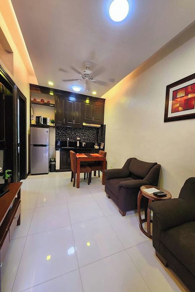 Condo Suite Room - Photo 6