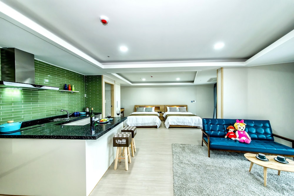 Family Room (Luxury A) - Photo 4