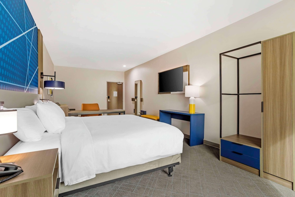 Suite, 1 King Bed, Accessible, Non Smoking photo 3