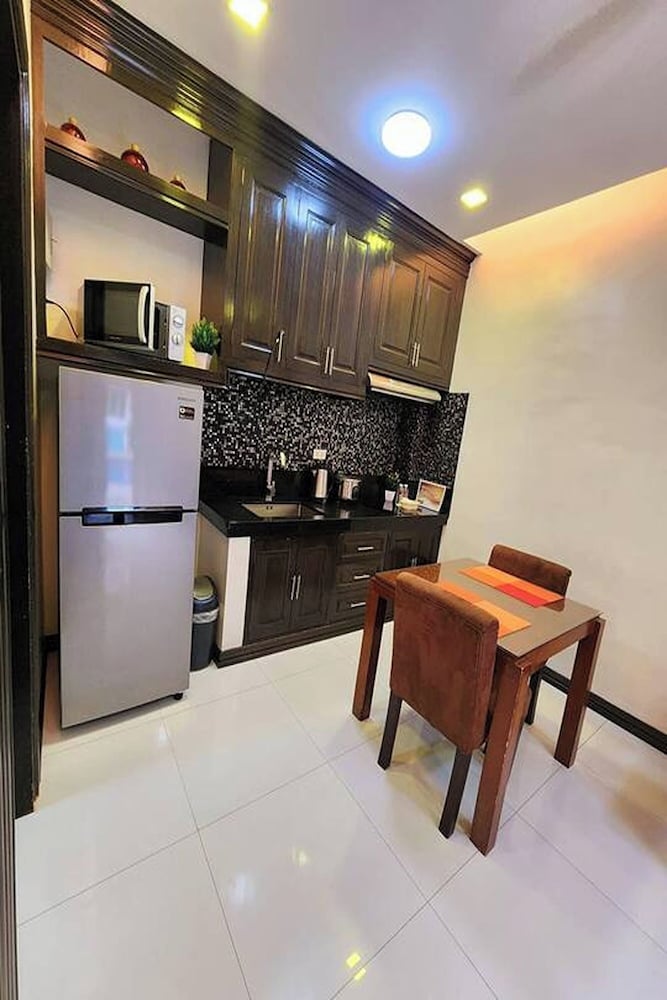 Condo Suite Room - Photo 7