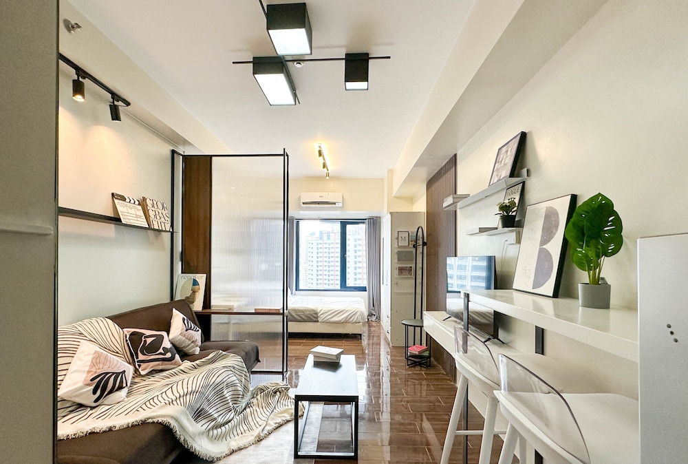 Deluxe Condo, 1 Queen Bed with Sofa bed, City View