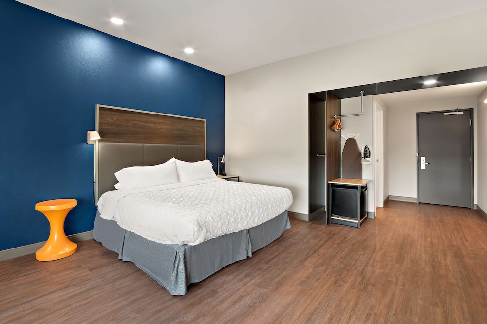 Room, 1 King Bed, Accessible, Bathtub (Mobility & Hearing) photo 3