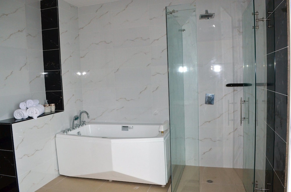 Superior Suite, Bathtub photo 3